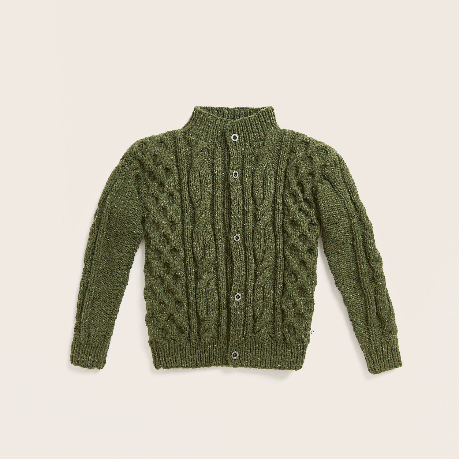 Strickset Kinderjacke Modell 24: Olivfarbene Jacke mit Zopfmuster und flachen Trachtenknöpfen.