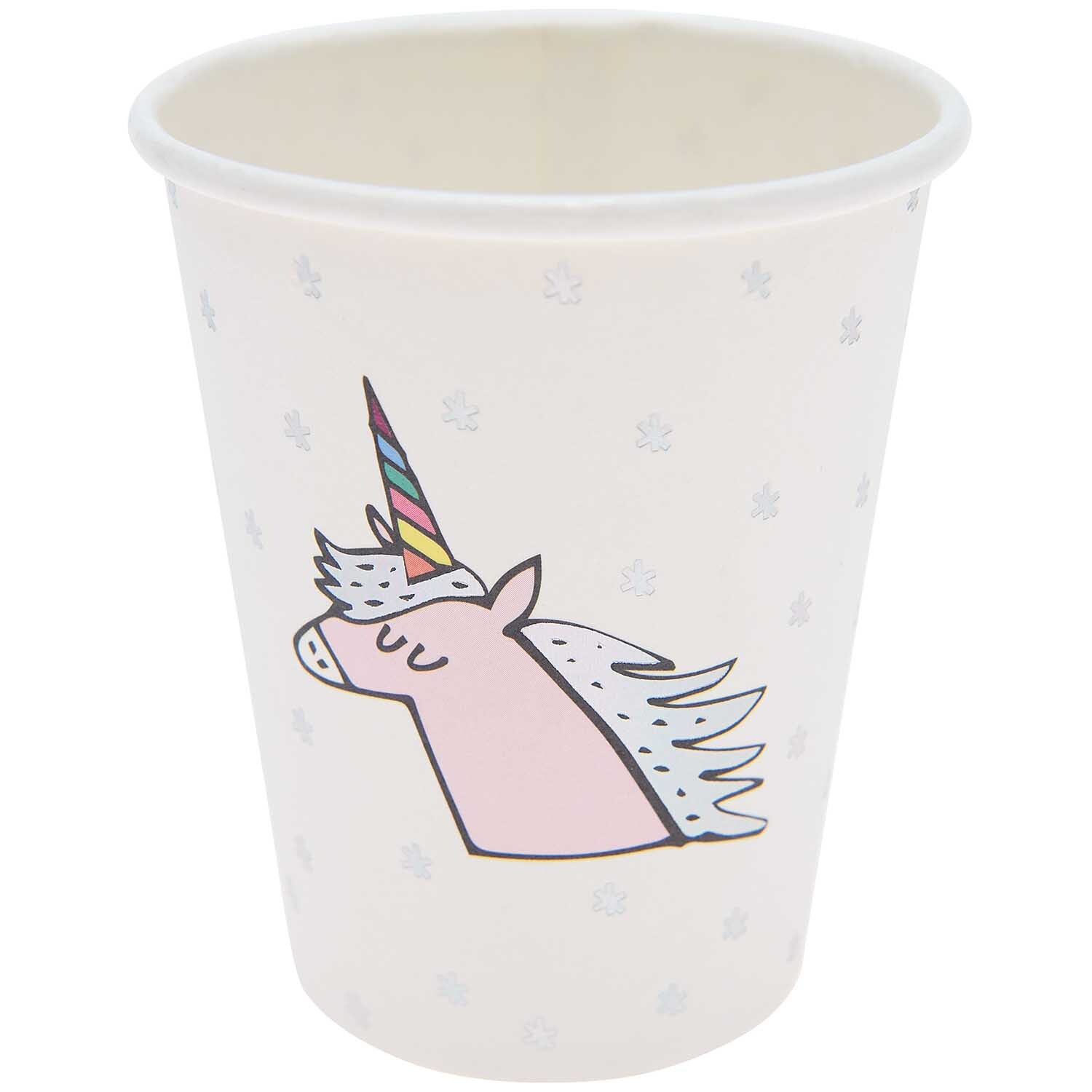 Pappbecher Einhorn 200ml, 12 Stück von Rico Design. Weißer Becher mit Einhornmotiv und buntem Horn. Ideal für Partys und Feiern.