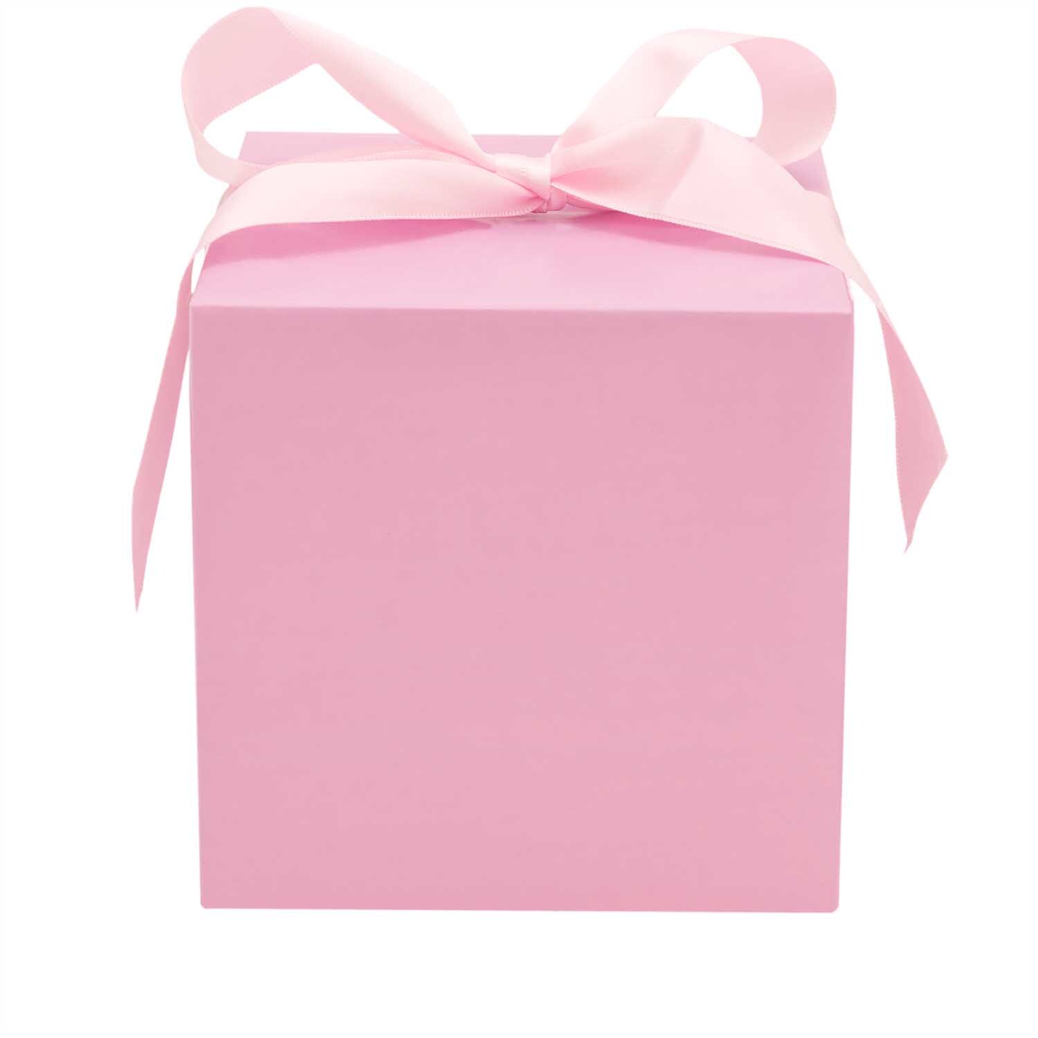 Paper Poetry Geschenkpapier umhüllt eine Box mit Schleife. Perfekt für stilvolle Geschenke.