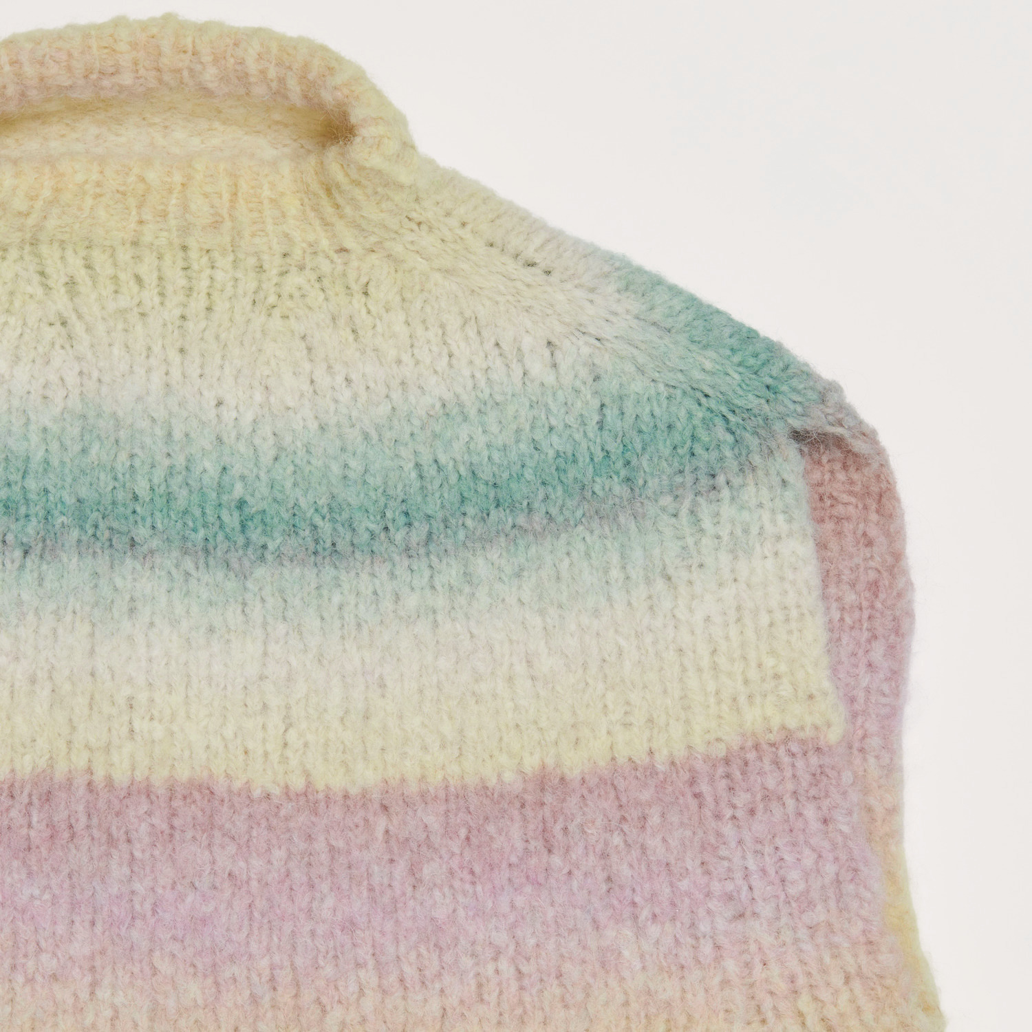 Made by Me Handknitting No. 19 International: Strickpullover in sanften Pastelltönen, ideal für Herbst-Winter.