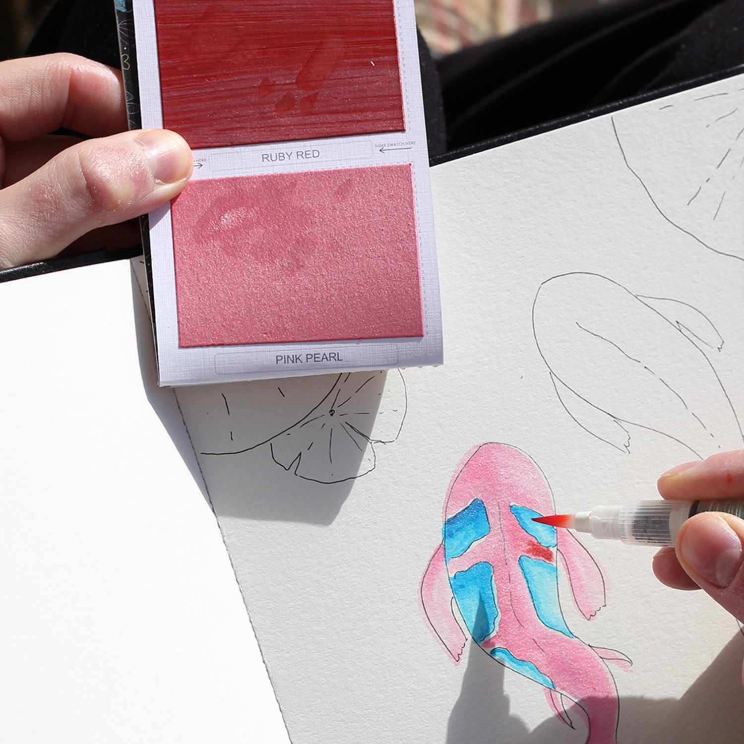 Viviva Colorsheets Metallic: Künstler malt mit Viva Decor Aquarellfarben einen bunten Fisch auf Papier.