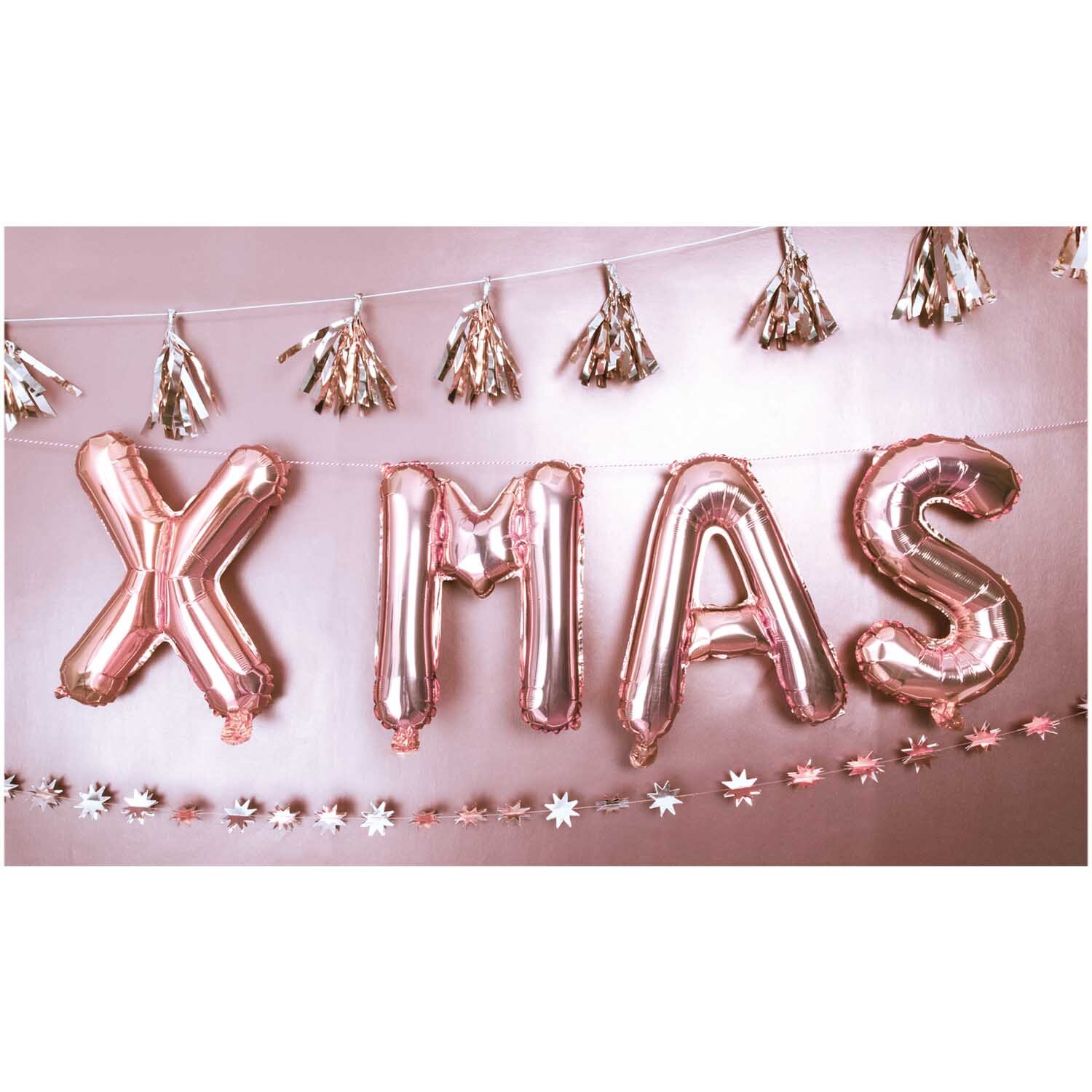 Folienballon Buchstabe rosa 36cm: Rosa Ballons in XMAS-Form von Rico Design, dekoriert mit goldenen Quasten.