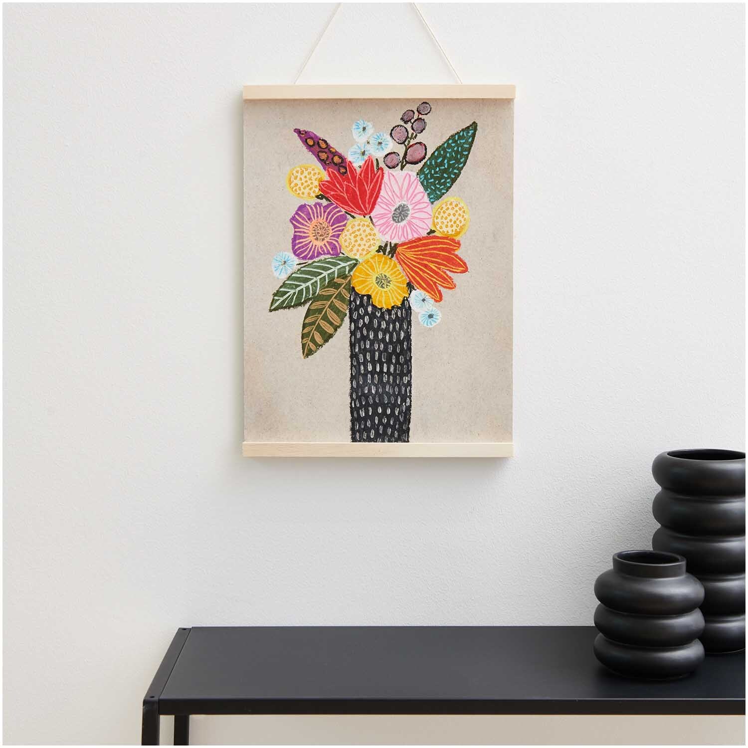 Ölpastellkreide 36 Farben: Ein Bild mit buntem Blumenstrauß in einem modernen Raum, dekoriert mit schwarzen Vasen.