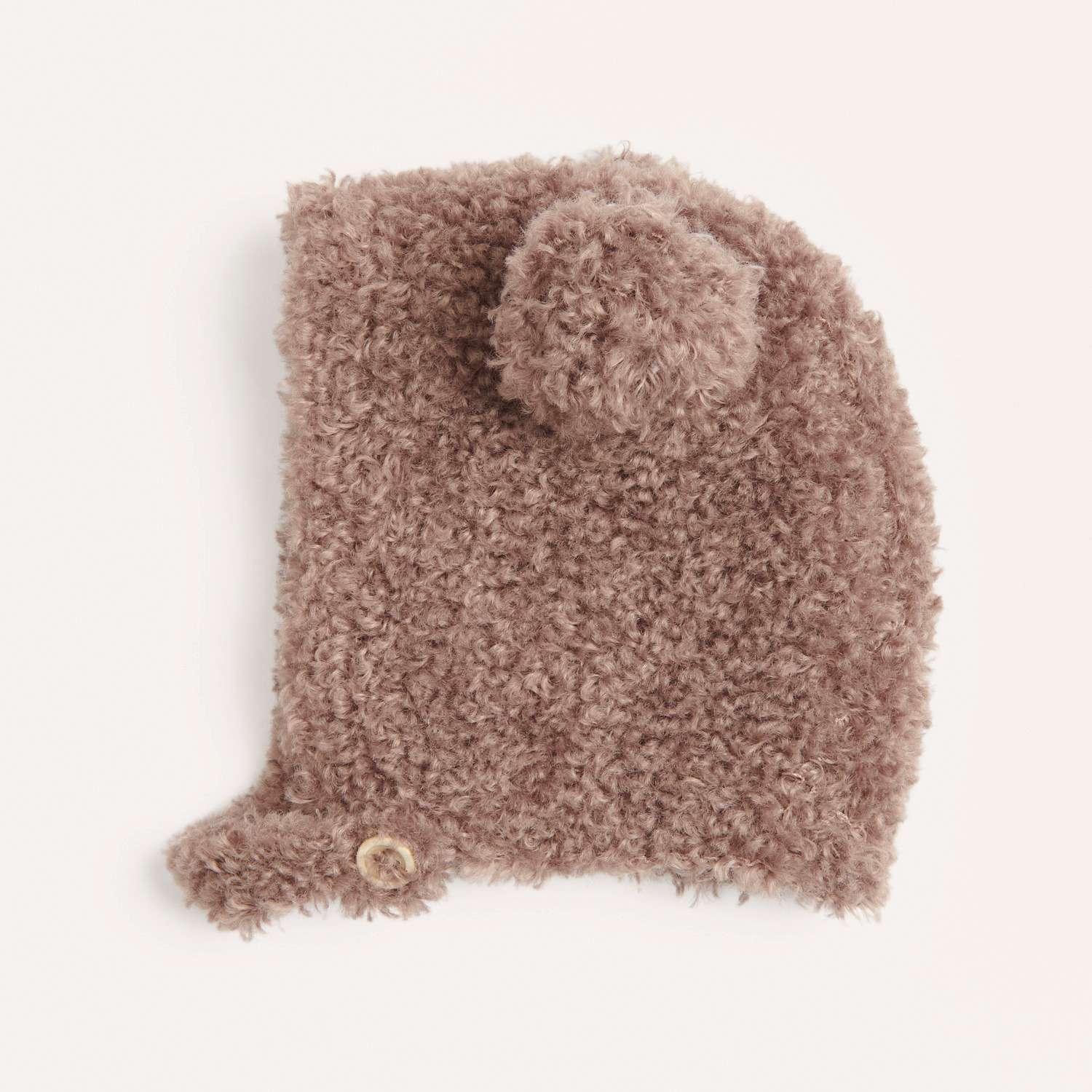 Strickset Mütze Modell 23 aus Rico Baby 040: Flauschige, braune Babymütze mit Bommel und Knopfdetail. Ideal für kalte Tage.