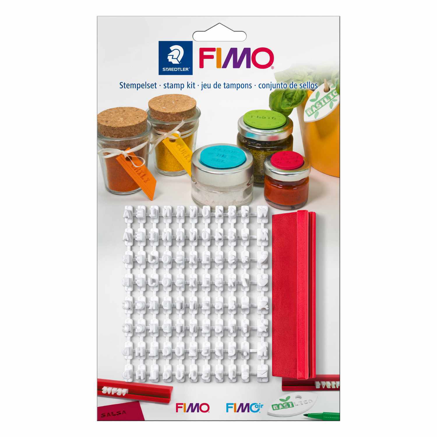 FIMO Zubehör Stempelset von Staedtler mit verschiedenen Stempeln und bunten Dosen im Hintergrund.