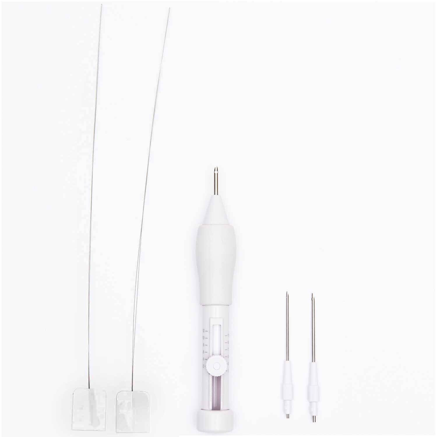 Punch Needle 13cm, 3-teiliges Set von Rico Design. Enthält Nadeln und Zubehör in Weiß auf weißem Hintergrund.
