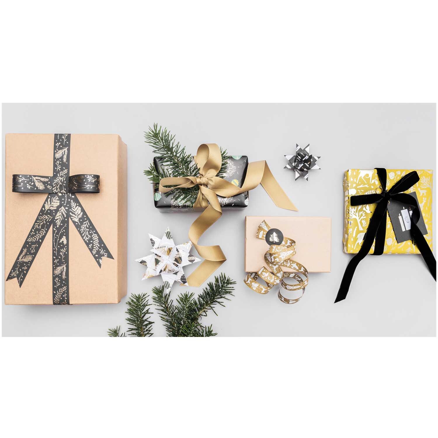 Paper Poetry Fröbelstreifen Nostalgic Christmas: Geschenke mit Schleifen und Tannenzweigen dekoriert.