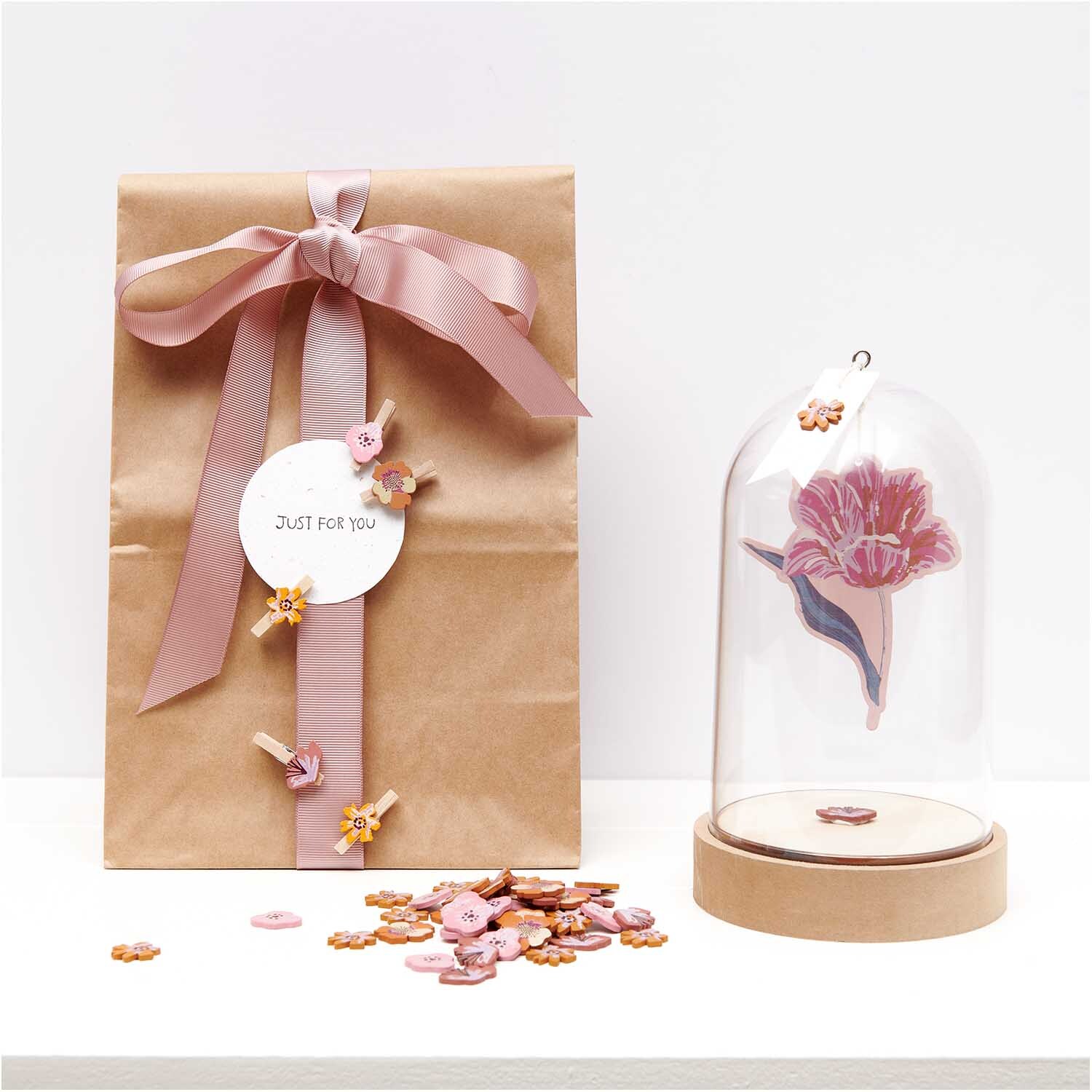 Dekoklammern Blüte 8 Stück von Rico Design in einer kreativen Geschenkverpackung mit Blütenmotiv und dekorativen Elementen in zarten Farben.