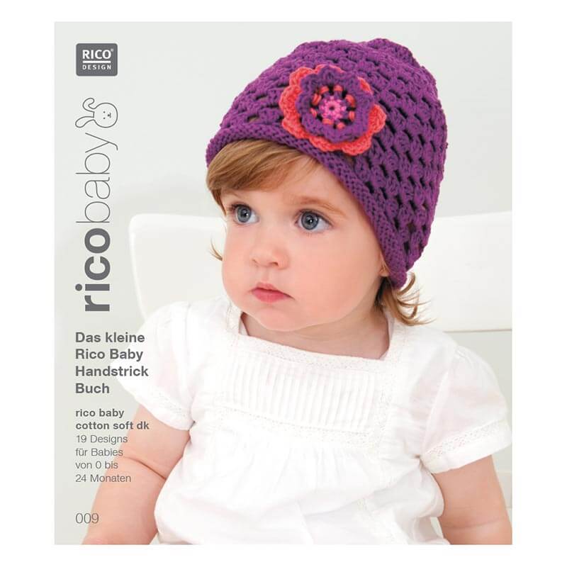 Rico Baby Heft Nr.9 zeigt ein Kleinkind mit lila Häkelmütze und Blume, fotografiert von Rico Design.