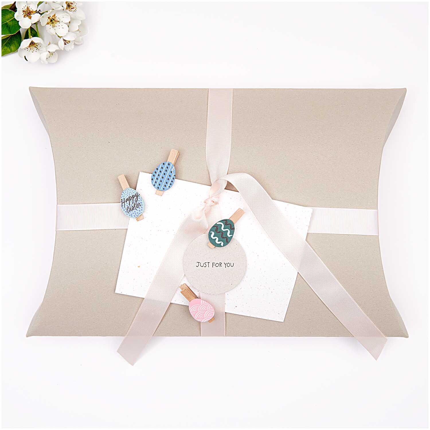 Dekoklammern Osterei Happy Easter 4 Stück von Rico Design auf Geschenkverpackung mit Schleife und Karte.