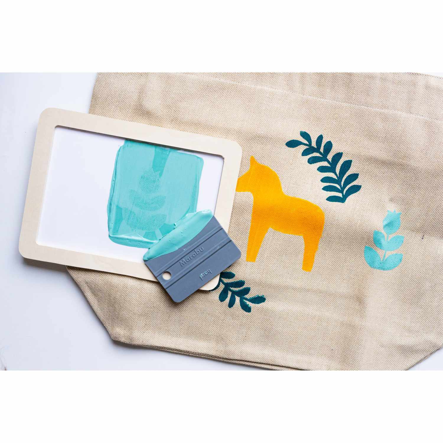 Textil Print Screen Siebdruck Set: Siebdruckrahmen mit blauer Farbe und Schablone auf Stofftasche. Marke: Marabu.