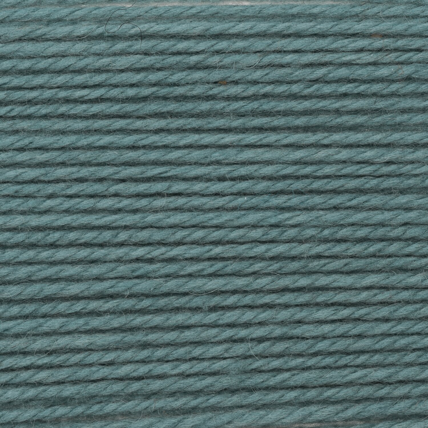 Wickelkarte des Garns Essentials Soft Merino aran in der Farbe 025 Petrol.