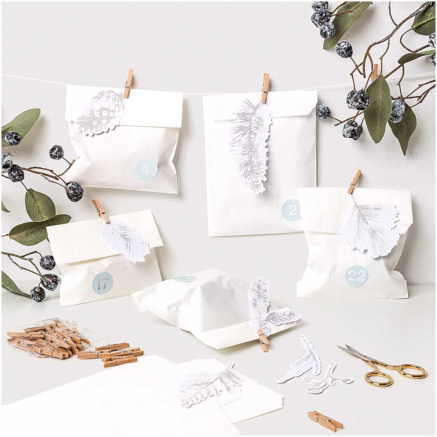 Paper Poetry Papieranhänger Nostalgic Christmas: Elegante silberne Zweige von Rico Design, dekorativ an weißen Umschlägen befestigt.
