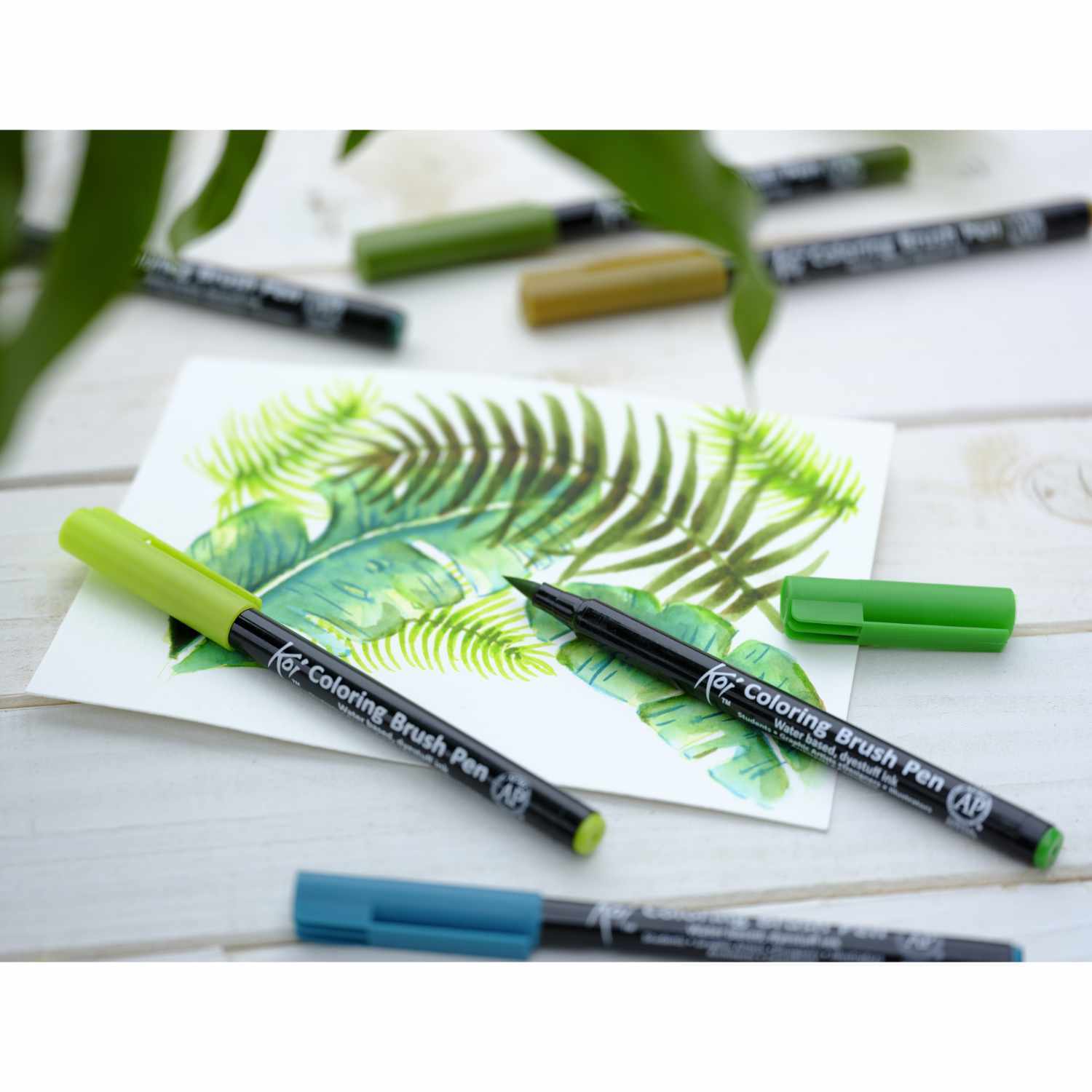 Coloring Brush Pens Botanical, 6-teilig: Grüne Koi-Stifte auf einem Blatt mit Pflanzenzeichnung. Ideal für kreative Projekte.