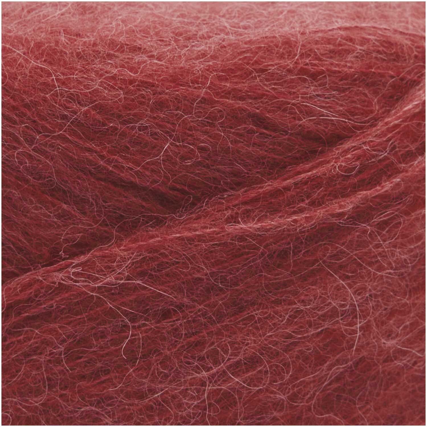 Essentials Baby Alpaca Loves Silk: Weiches, kirschfarbenes Garn von Rico Design, ideal für feine Strickprojekte.