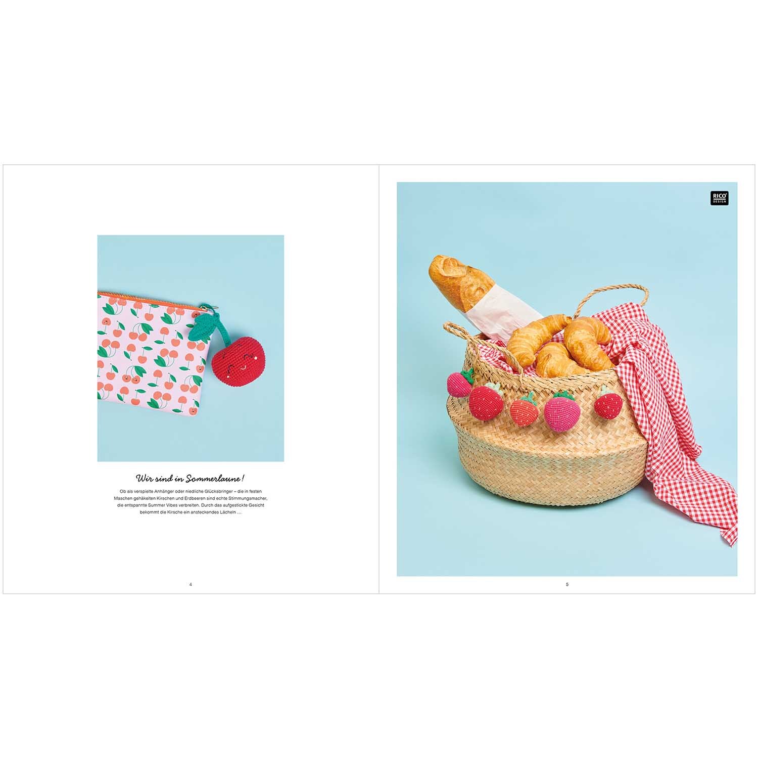 Ricorumi Just Bees + Fruits + Flowers deutsch: Ein Korb mit Croissants und Erdbeeren auf blauem Hintergrund.
