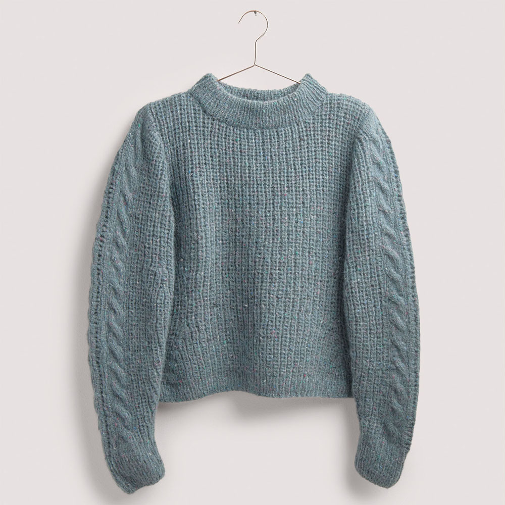 Pullover auf grauem Hintergrund – zum Strickset