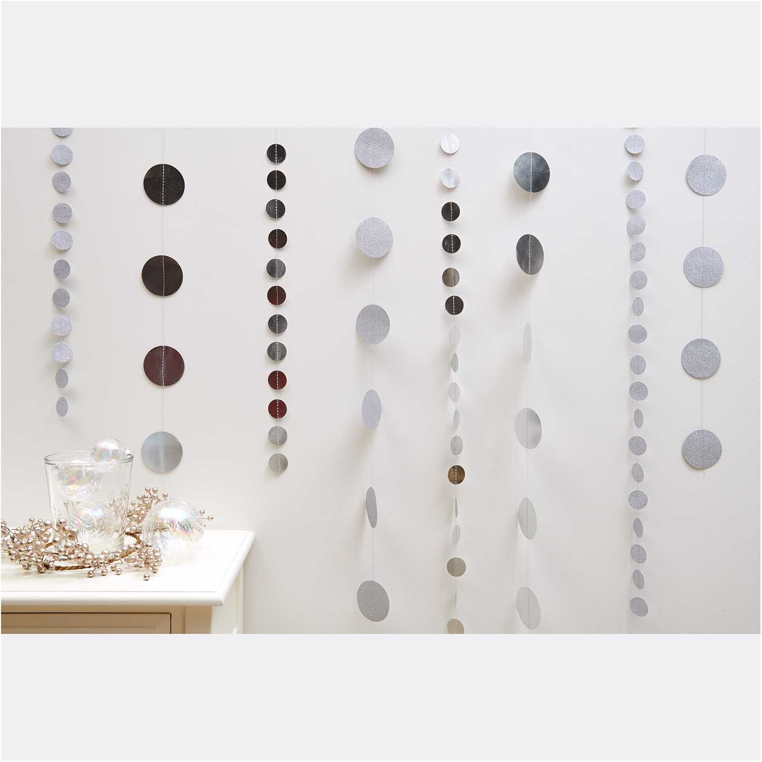 Genähte Girlande Kreise in Glitter-silber von Rico Design, dekorativ an einer Wand aufgehängt.