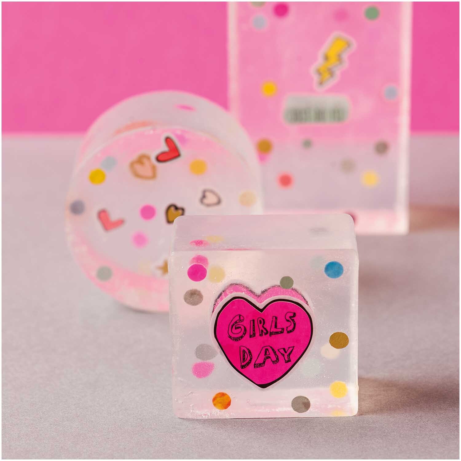 Gießseife transparent mit bunten Konfetti und Herzmotiv "Girls Day" von Rico Design auf rosa Hintergrund.