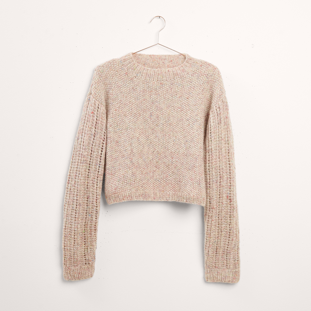Pullover auf grauem Hintergrund – zum Strickset