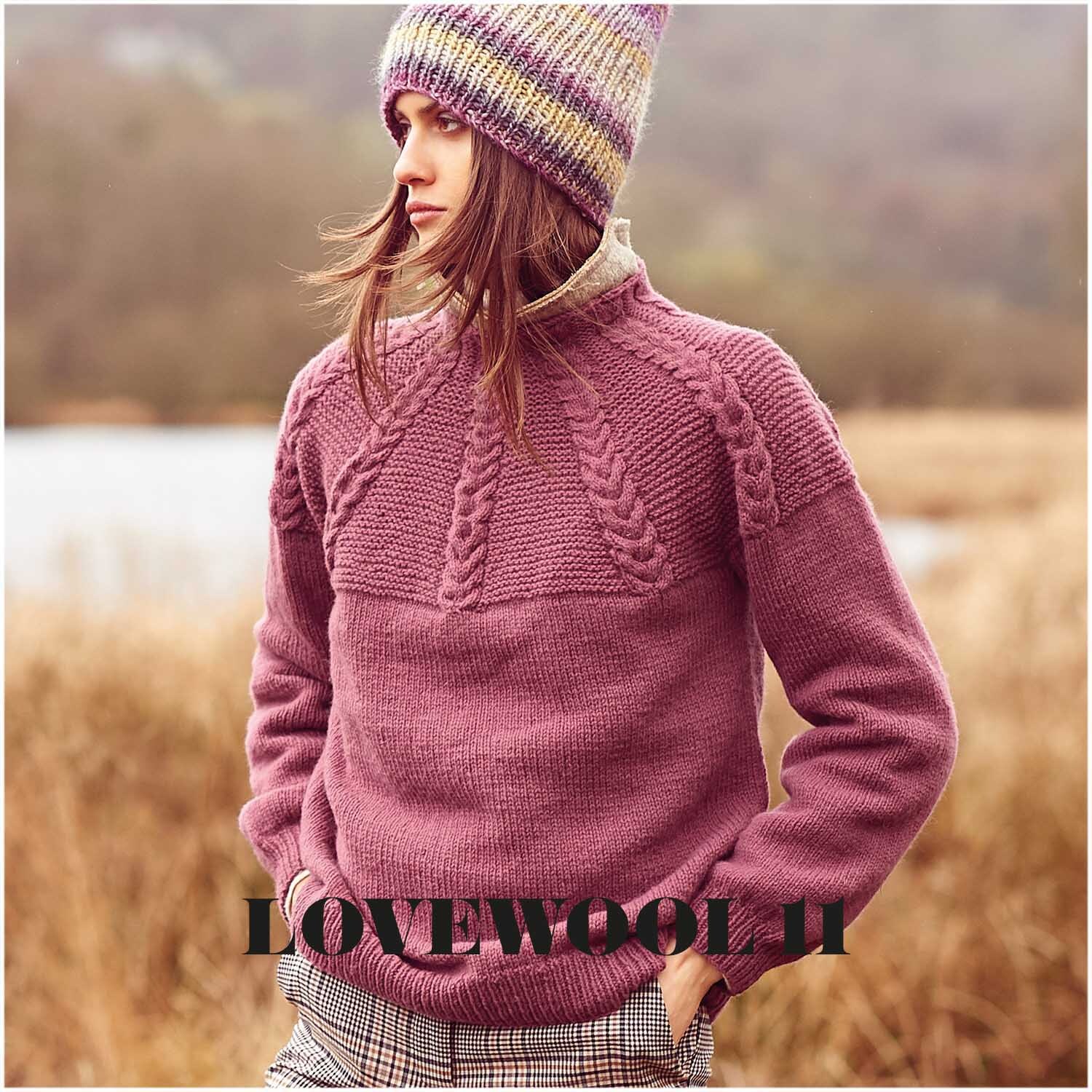 Luxury Super 100 Superfine Wool dk: Frau in lila Strickpullover von Rico Design, steht draußen mit Mütze.
