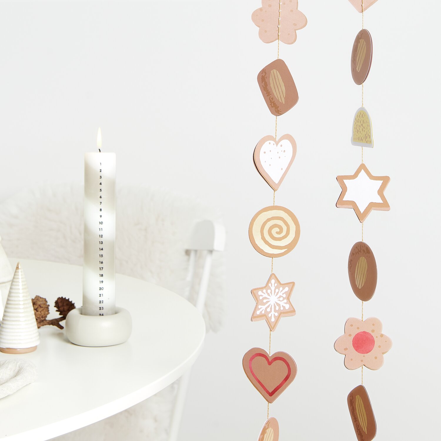 Paper Poetry Genähte Girlande Cookies, dekorative Girlande mit Plätzchenmotiven in warmen Farbtönen, ideal für festliche Anlässe.