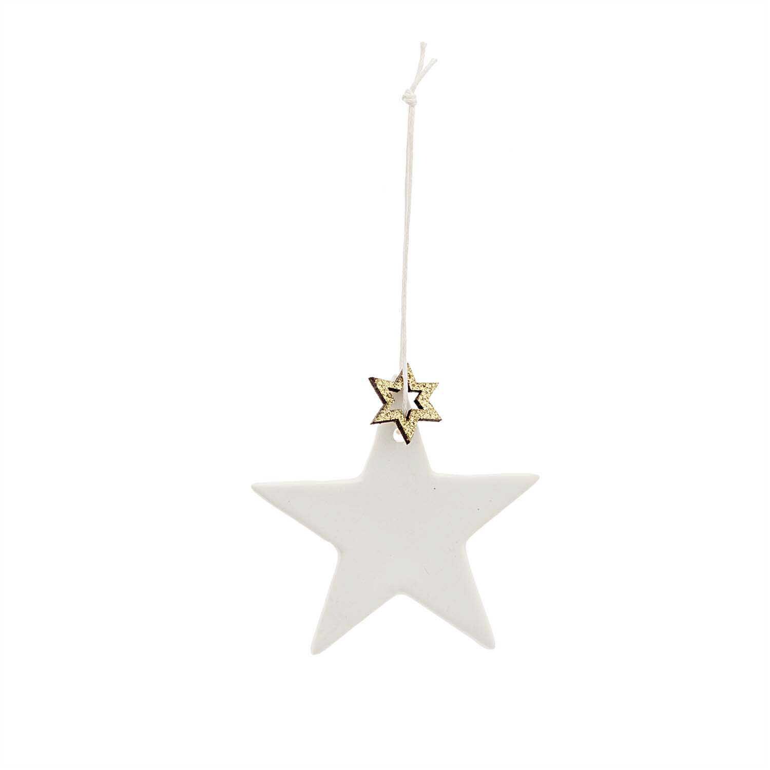 Porzellanhänger Stern 7x7cm von Rico Design, zeigt einen eleganten weißen Stern mit goldener Verzierung.