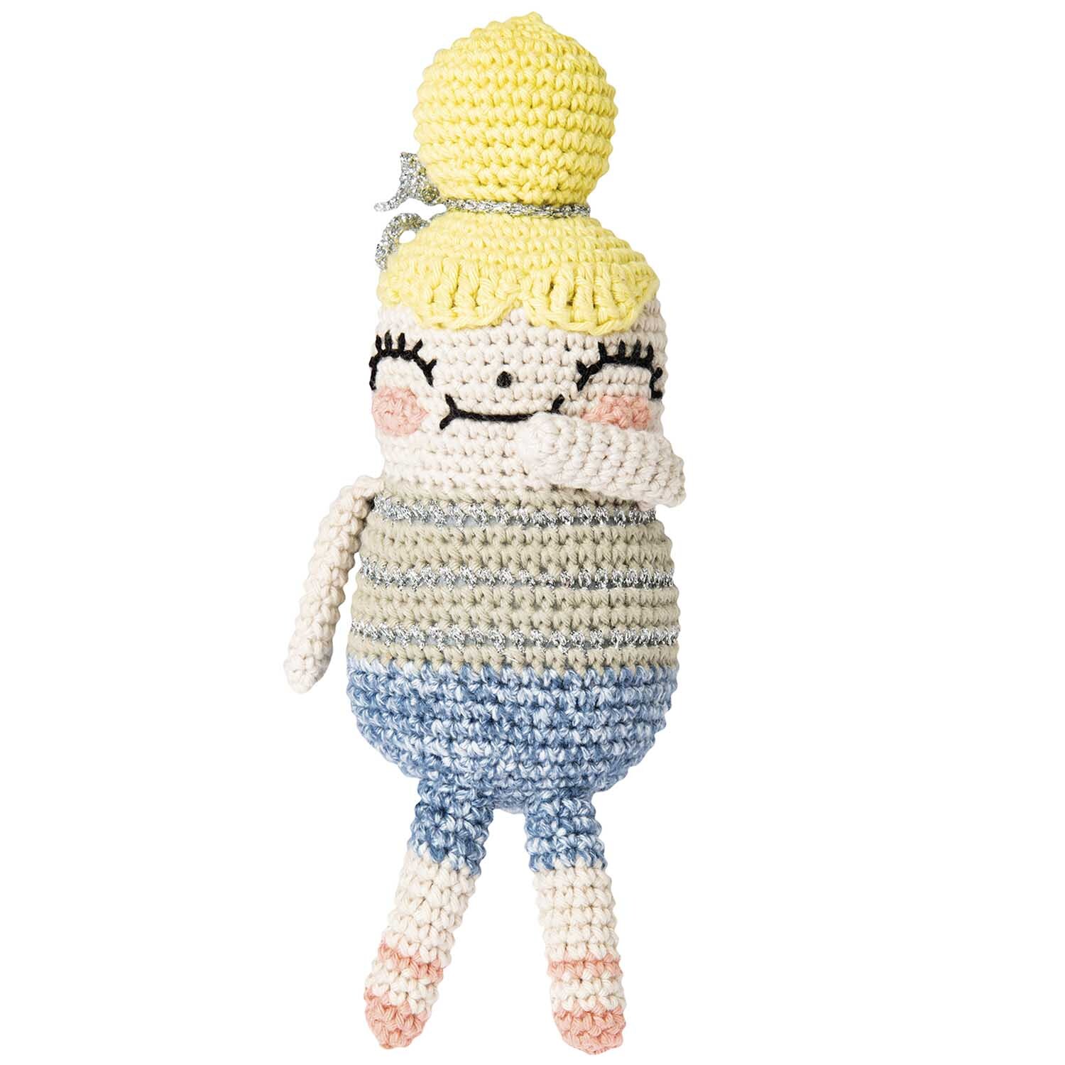Häkelset Ricorumi Crazy Cute Family Freundin zeigt eine gehäkelte Puppe mit gelbem Haar und gestreiftem Outfit. Marke: Rico Design.