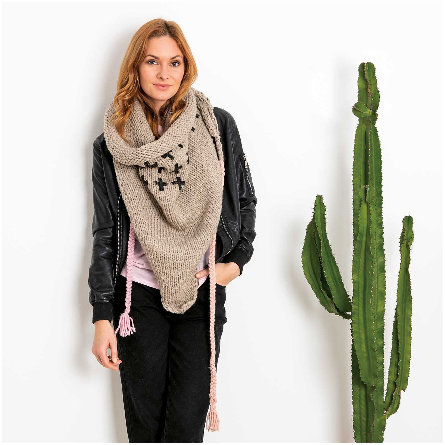 Essentials Mega Wool chunky Schal in Naturfarbe, getragen von Frau neben Kaktus, 100g 115m.