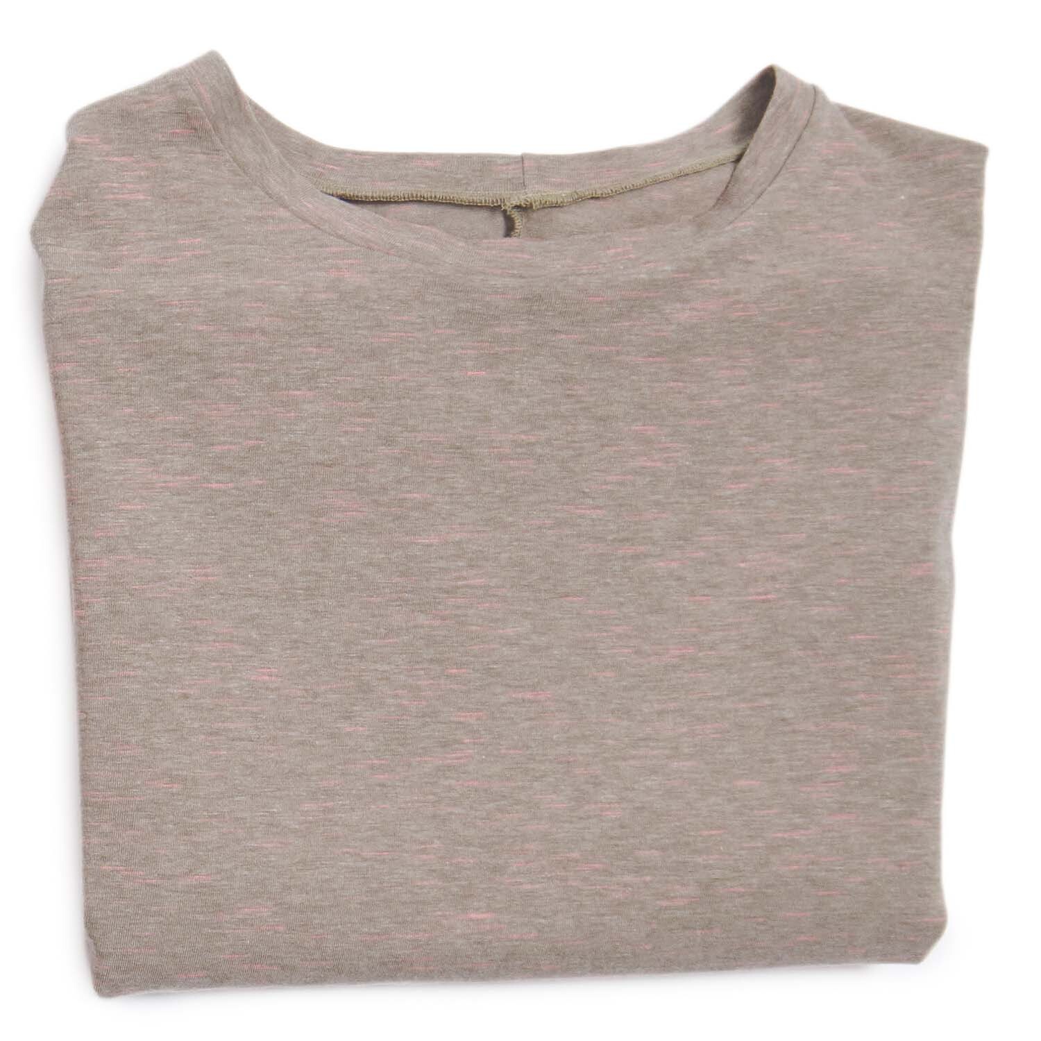 Meterware Jersey taupe-neonpink von Rico Design zeigt ein gefaltetes, weiches Stoffstück in Taupe mit Neonpink-Akzenten.