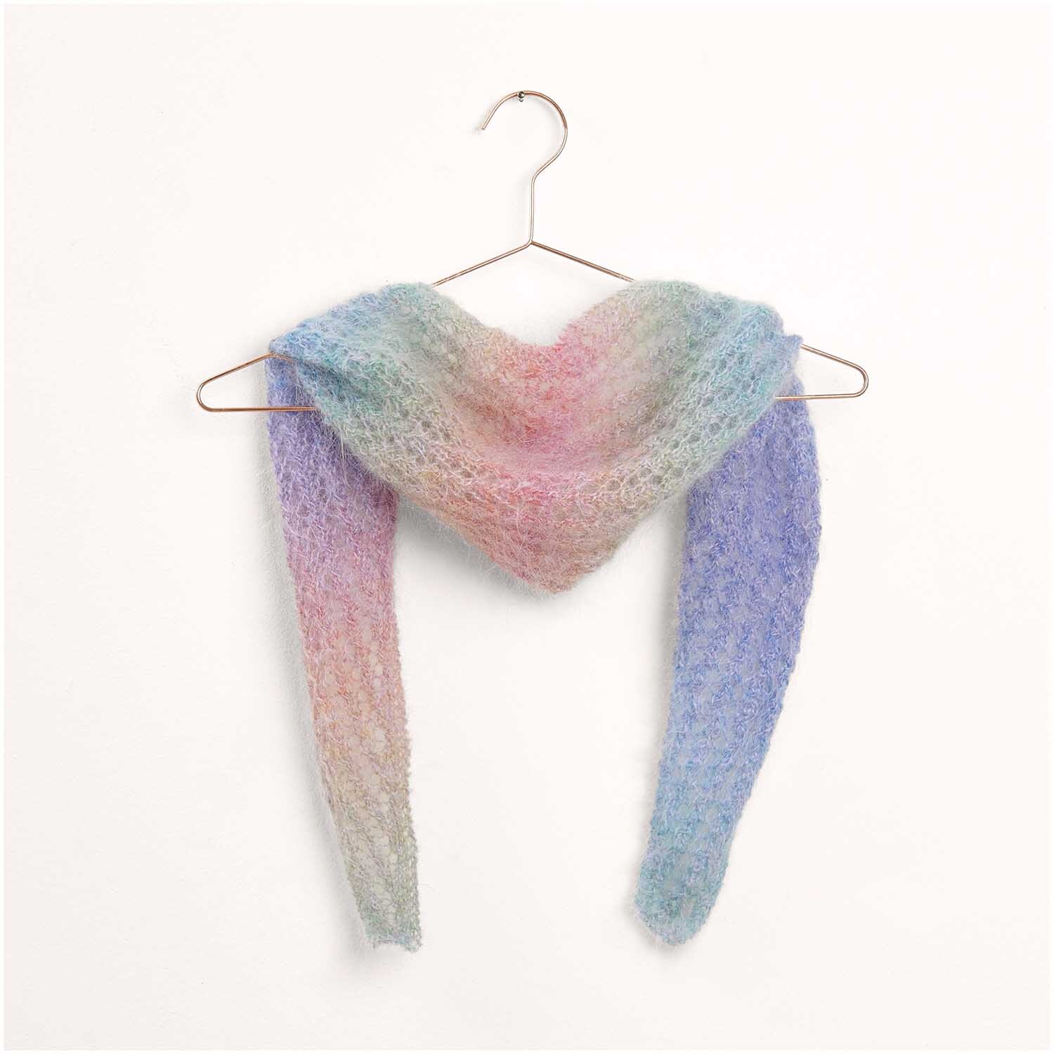 Strickset Dreieckstuch Modell 03: Ein pastellfarbenes, gestricktes Tuch auf einem Kleiderbügel.