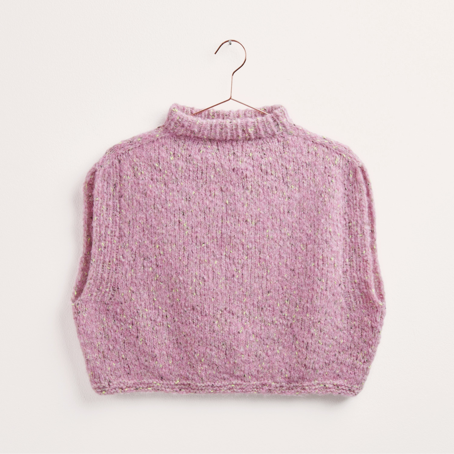 Strickset Pullunder Modell 03b in Flieder von Rico Design, präsentiert auf einem Kleiderbügel. Ideal für Herbst-Winter-Projekte.
