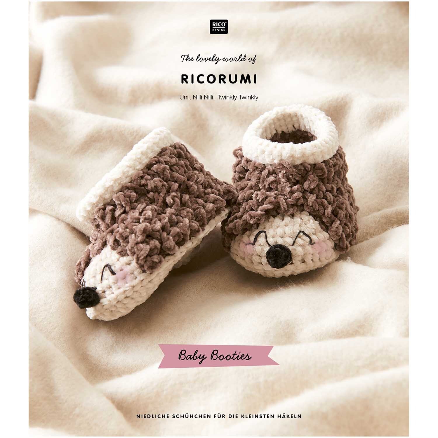 Ricorumi Baby Booties von Rico Design in Igel-Optik auf beigem Hintergrund, ideal für Kleinkinder.