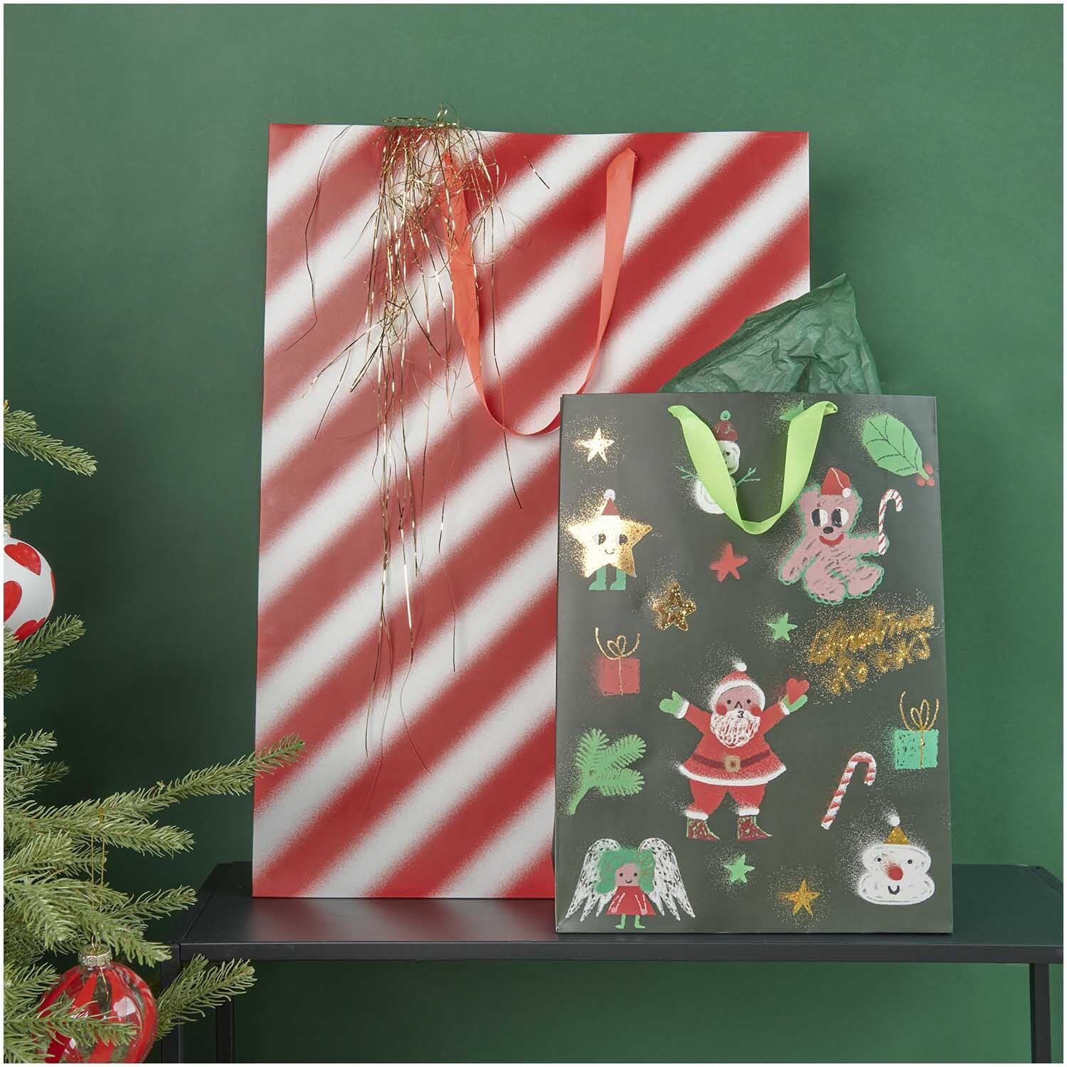 Paper Poetry Geschenktüte XXL mit rot-weißen Streifen, ideal für festliche Anlässe, von Rico Design.