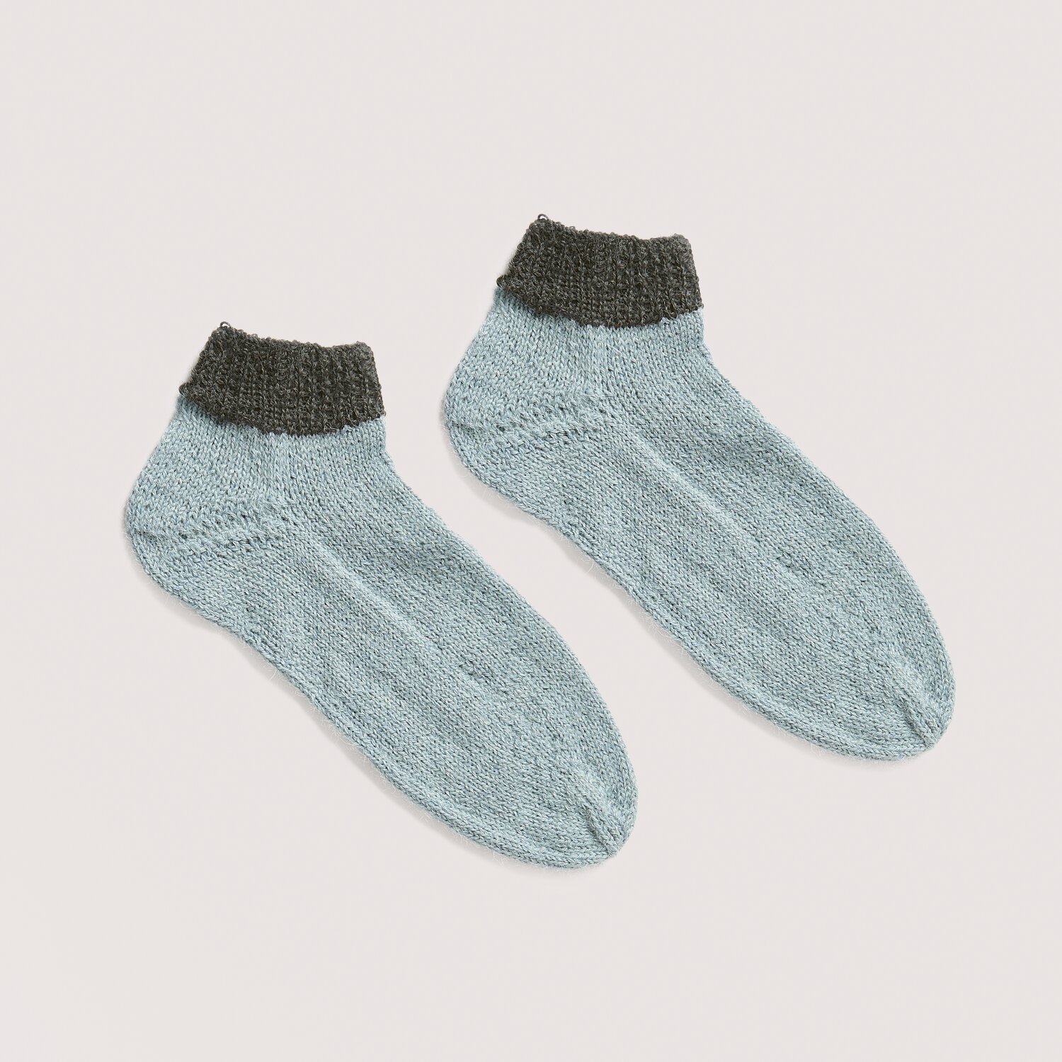 Strickset Socken Modell 10 aus Luxury Knits, hellblaue Socken mit dunkelgrauem Bündchen.