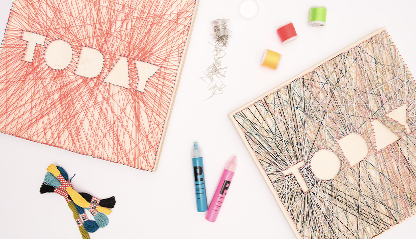 Bastelanleitung String Art Bilder: Zwei farbenfrohe String Art Werke mit dem Wort "TODAY" und Garnrollen.