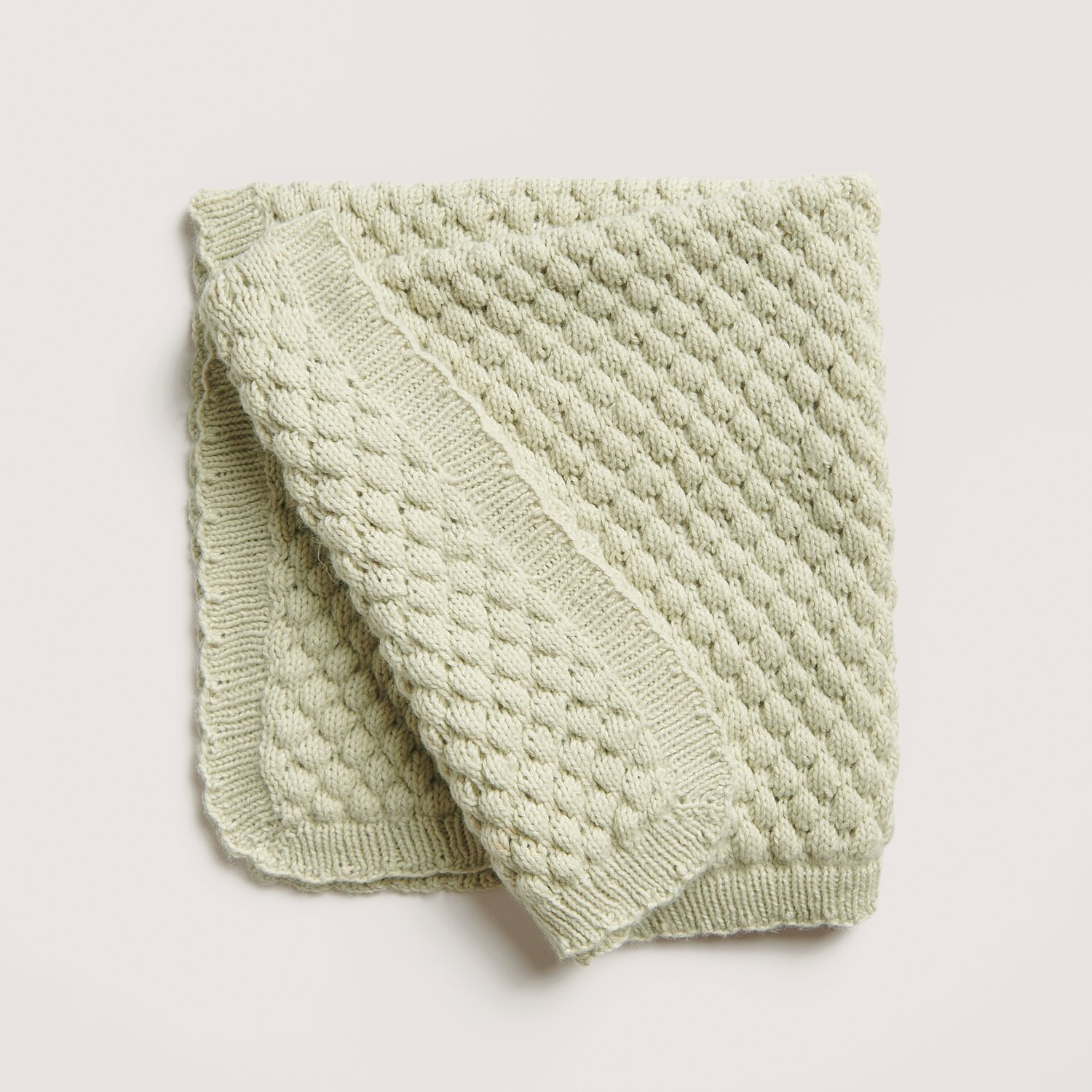 Strickset Decke Modell 17 aus Baby 042 in Salbei. Weiche, strukturierte Decke von Rico Design. Ideal für gemütliche Stunden.