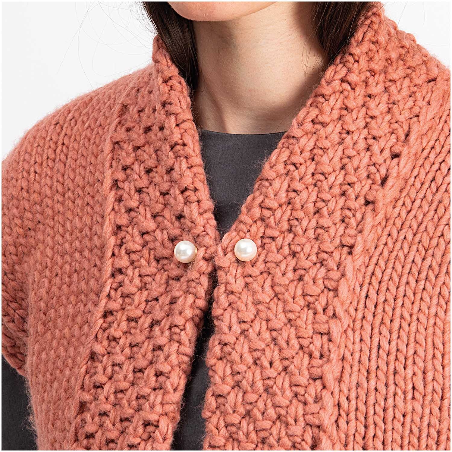 Zwei-Perlen-Pin 48mm von Rico Design an einem gestrickten, lachsfarbenen Cardigan befestigt.