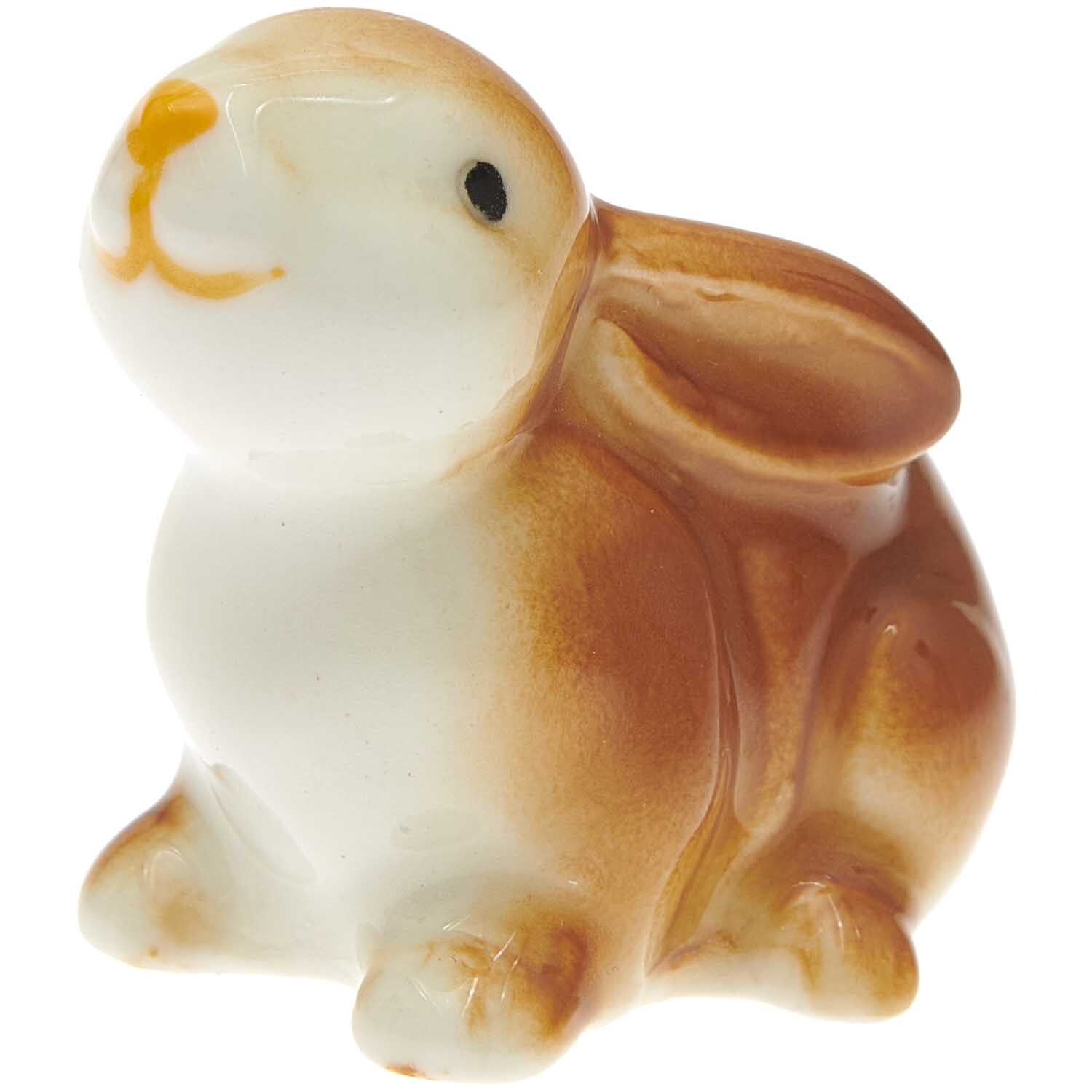Porzellan Hase liegend braun 4x2,5x4,2cm von Rico Design. Detailreiches, braunes Kaninchen aus Porzellan, ideal für Dekorationen.