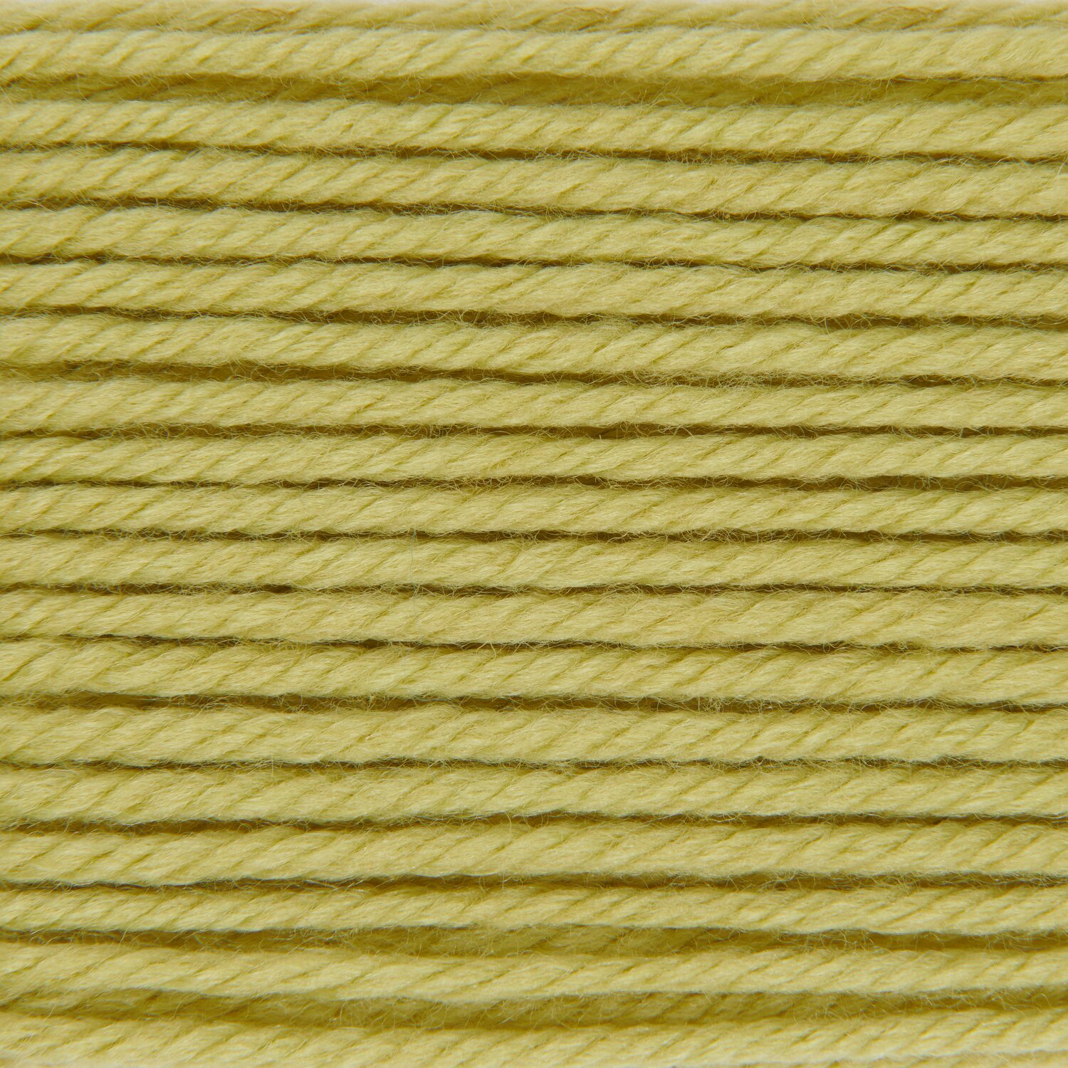 Essentials Mega Wool chunky zeigt dicht gewickeltes Strickgarn von Rico Design, Farbton Limette, Subtitel 100g 115m, ideal für warme, voluminöse Projekte