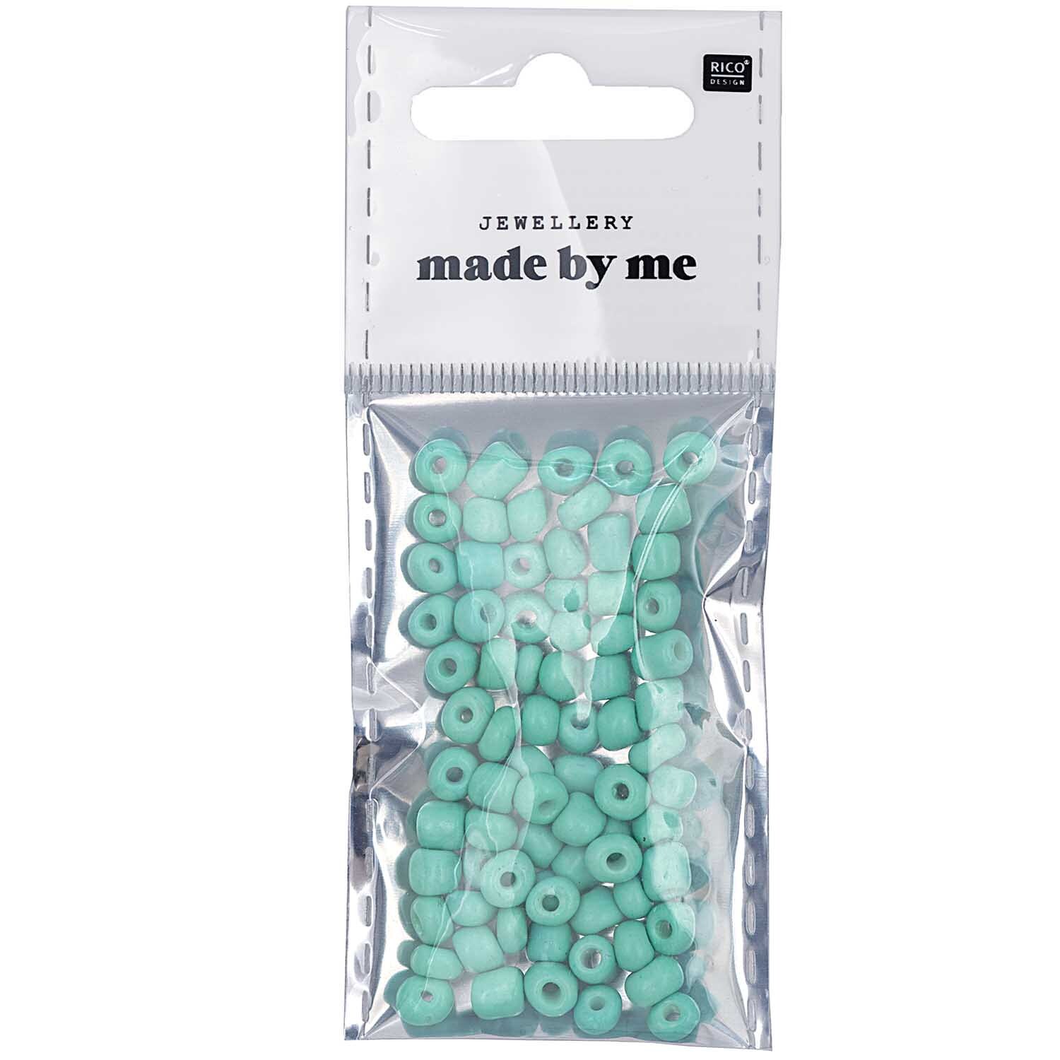 Keramik-Perlen natur 5mm 12g: Mintfarbene Perlen von Rico Design in einer transparenten Verpackung. Ideal für Schmuckherstellung.