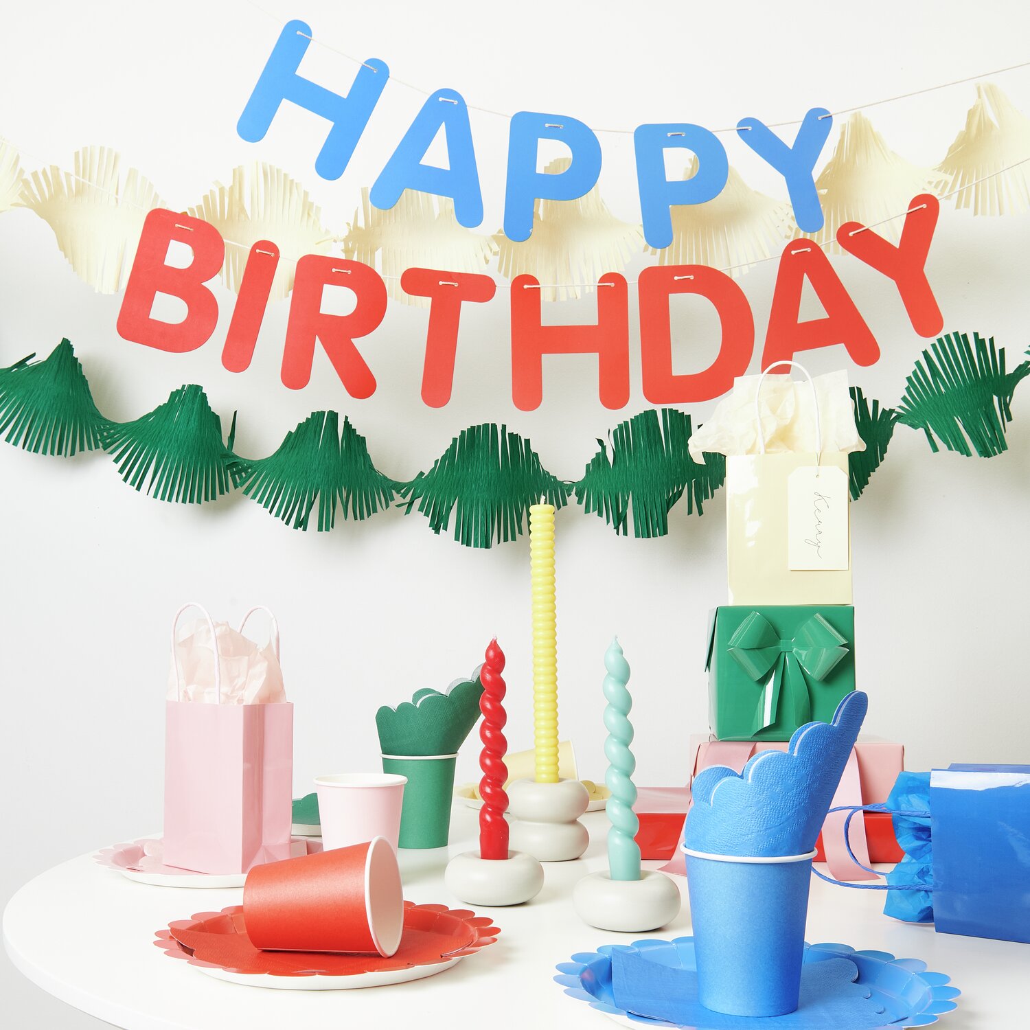Pappteller Magic Rainbow: Bunte Partydekoration mit Papptellern, Bechern und Girlande für Geburtstagsfeiern.