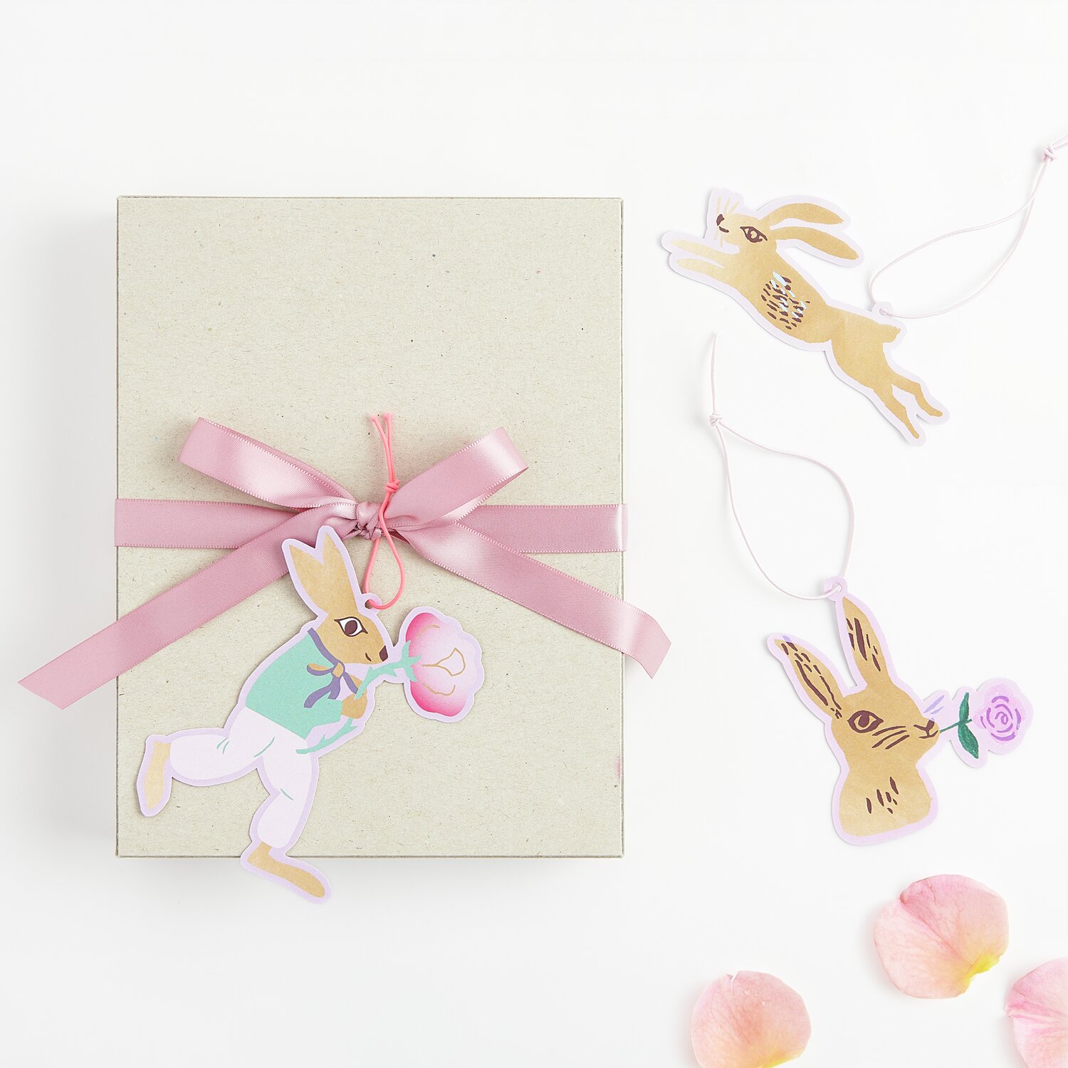 Paper Poetry Geschenkanhänger La Vie en Rose Hasen, 6 Stück, mit rosa Schleife auf Geschenkbox.