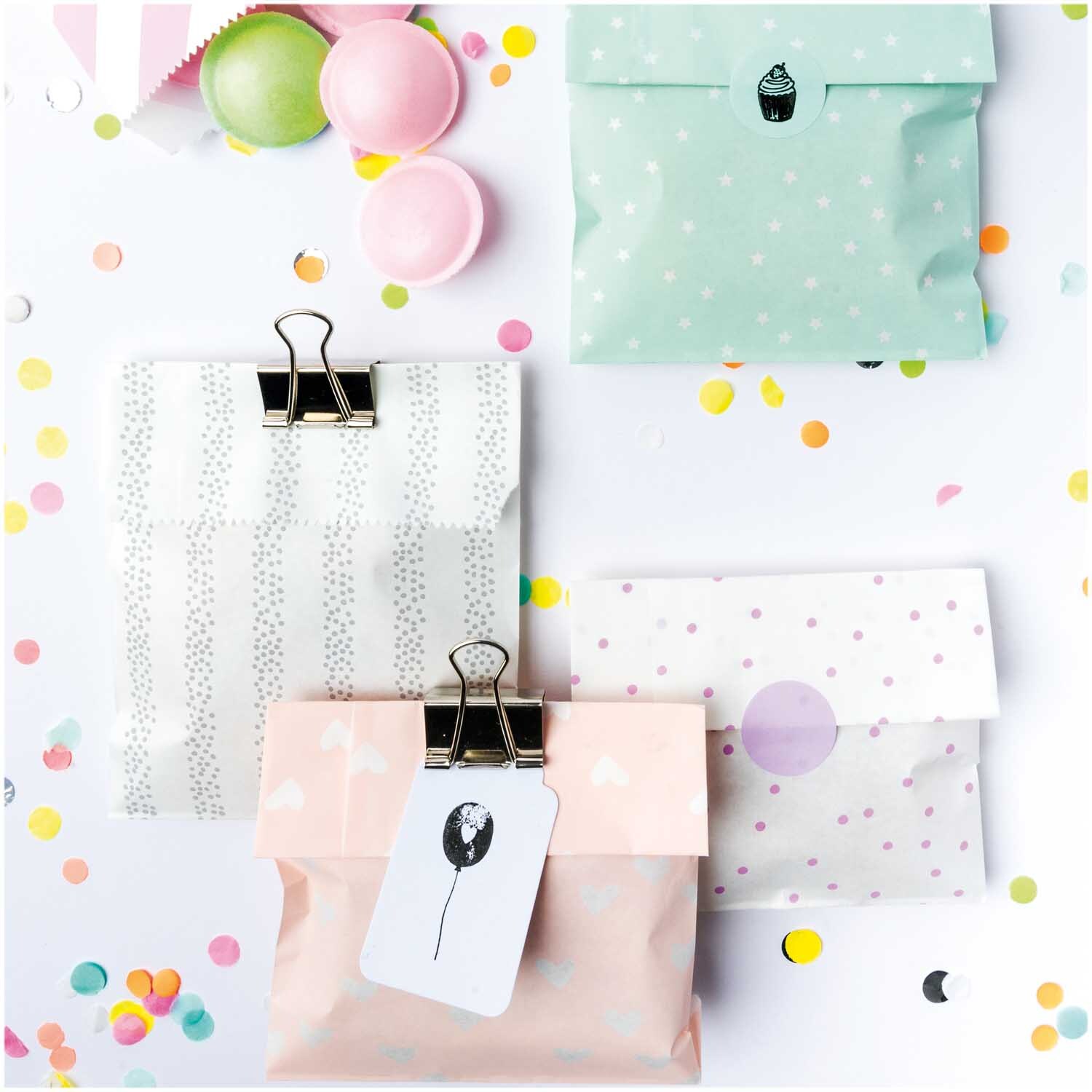 Flachbeutel mit Stickern in verschiedenen Mustern und Farben, ideal für kreative Projekte.