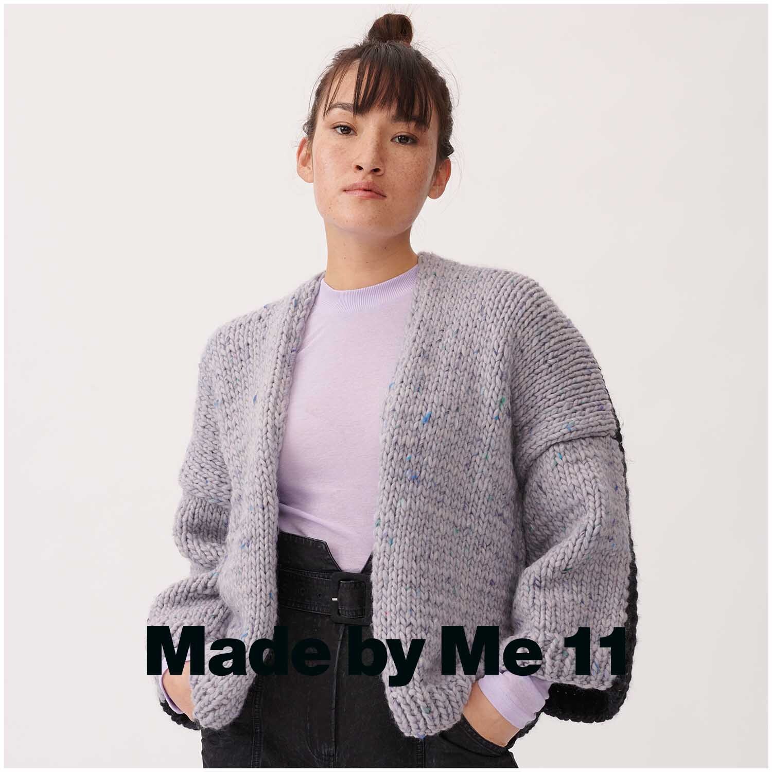 Essentials Super Tweed super chunky: Frau trägt fliederfarbenen Strickpullover von Rico Design.
