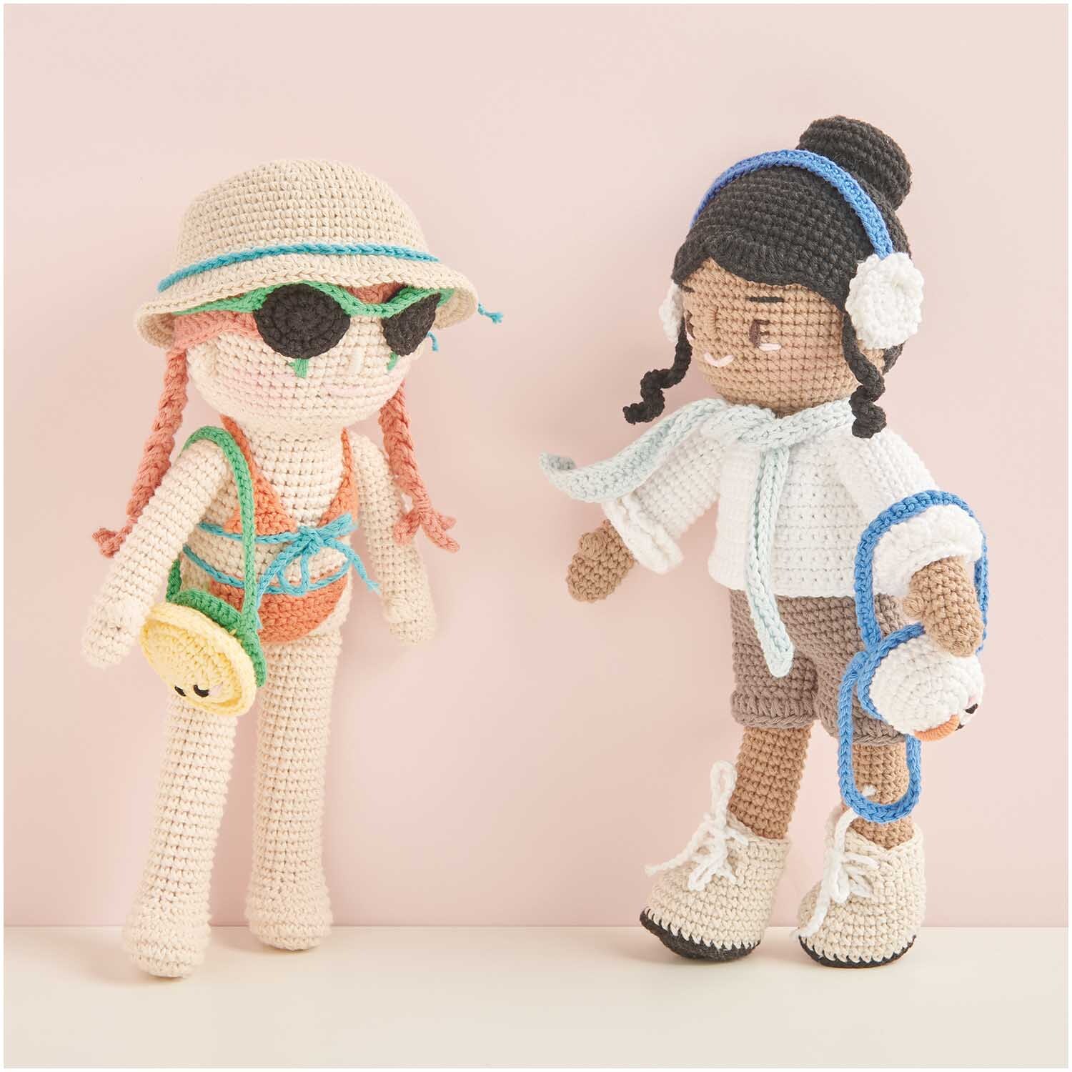 Ricorumi Dollies Holiday Girlfriends: Zwei gehäkelte Puppen in Sommerkleidung mit Accessoires.