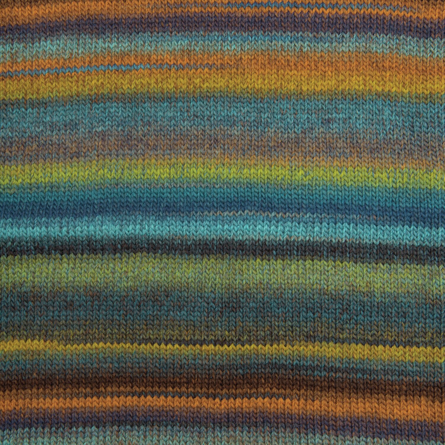 Ein gestricktes Stück aus einem dunkel bläulichen Farbverlaufsgarn. Detailansicht eines Produktes.