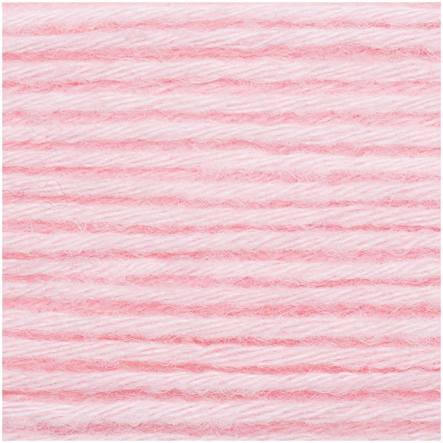 Essentials Alpaca Blend chunky von Rico Design in Rosa, Nahaufnahme von weicher, dicker Wolle, ideal für Strickprojekte.