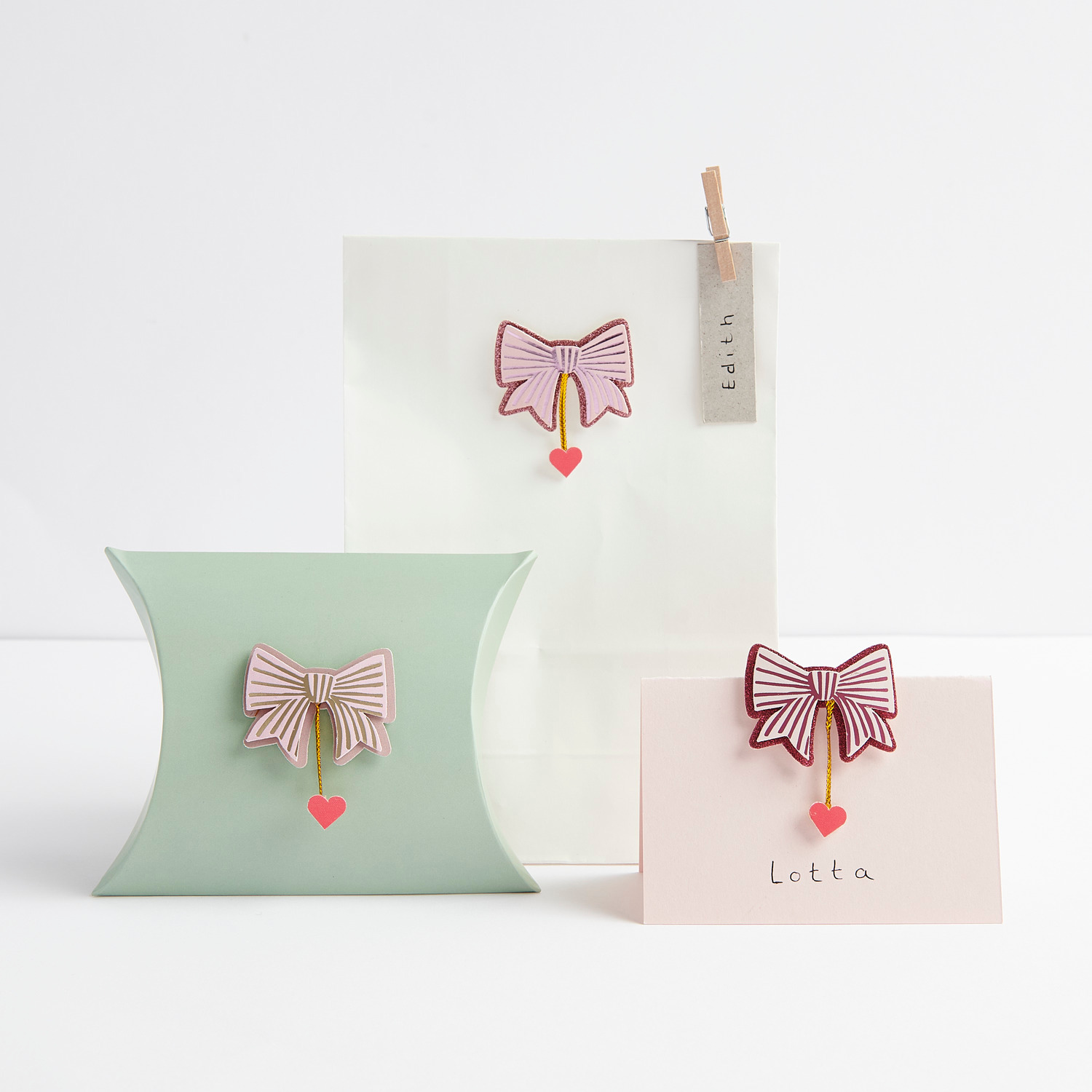 Paper Poetry 3D Sticker Schleifen / Herzen: Dekorative Schleifensticker in Pastelltönen auf Karten und Verpackungen.