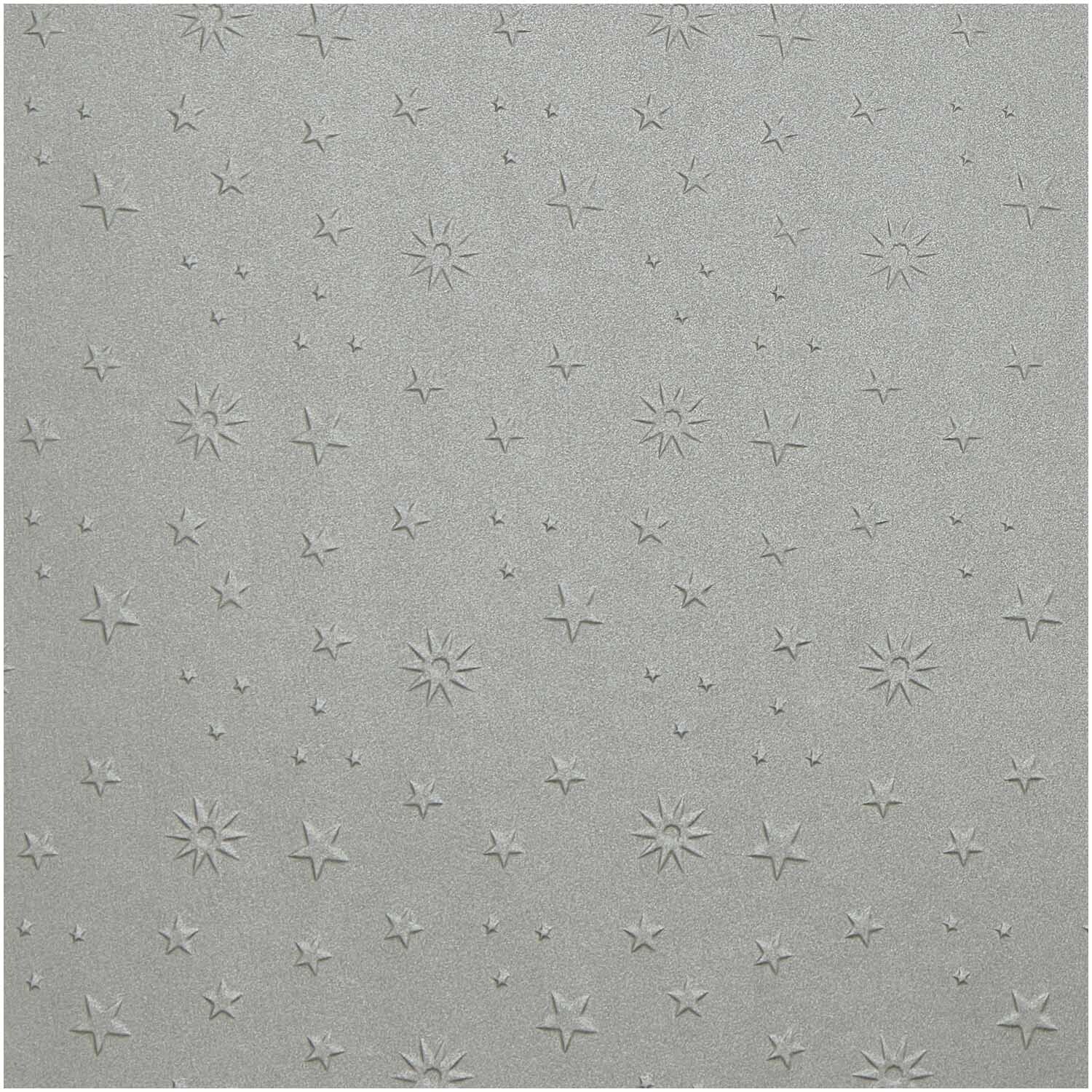 Prägekarton Sterne 50x70cm 220g/m²: Silberner Karton mit geprägten Sternen, ideal für kreative Bastelprojekte. Marke: folia.